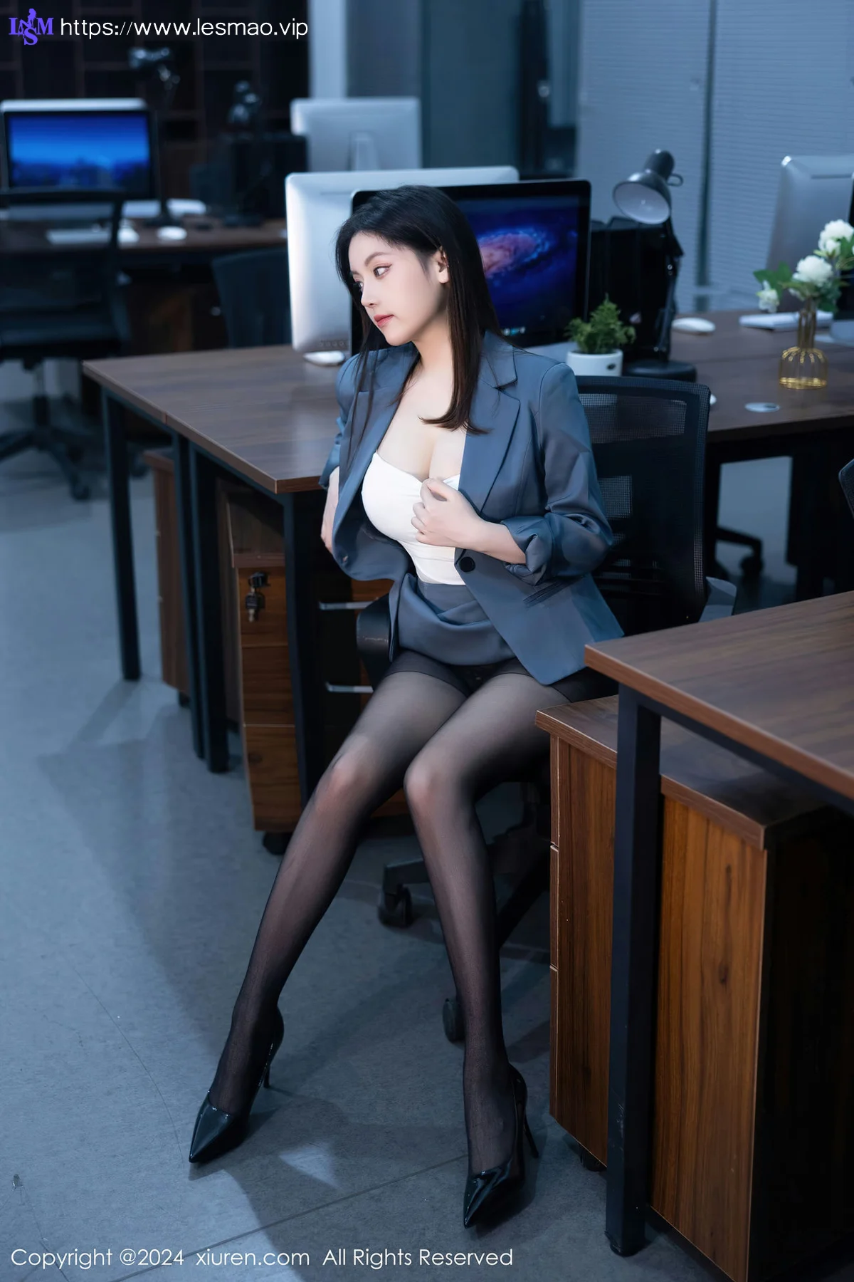 XiuRen 秀人 No.7923  豆瓣酱模特合集写真OL装扮11 - 24