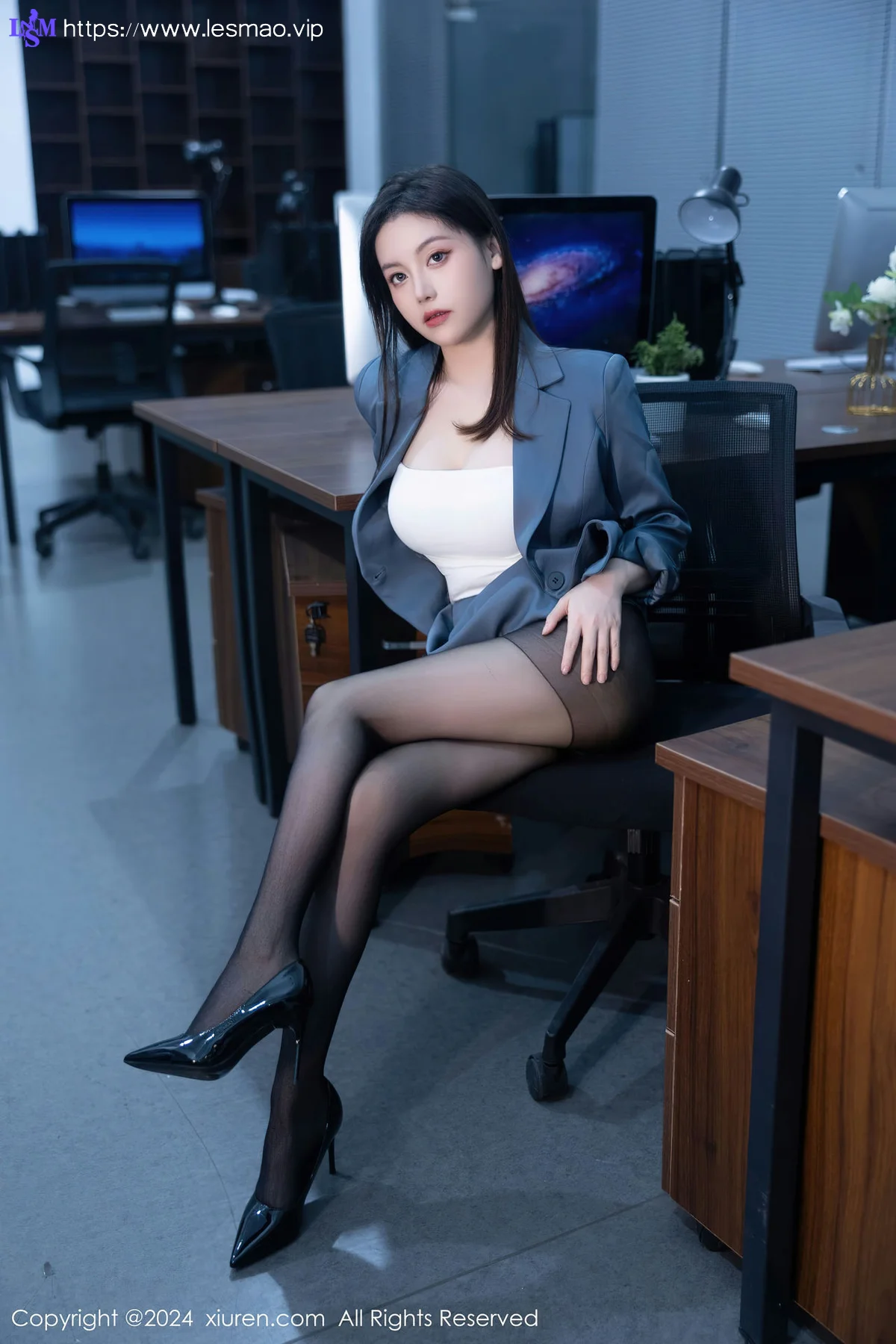 XiuRen 秀人 No.7923  豆瓣酱模特合集写真OL装扮11 - 25