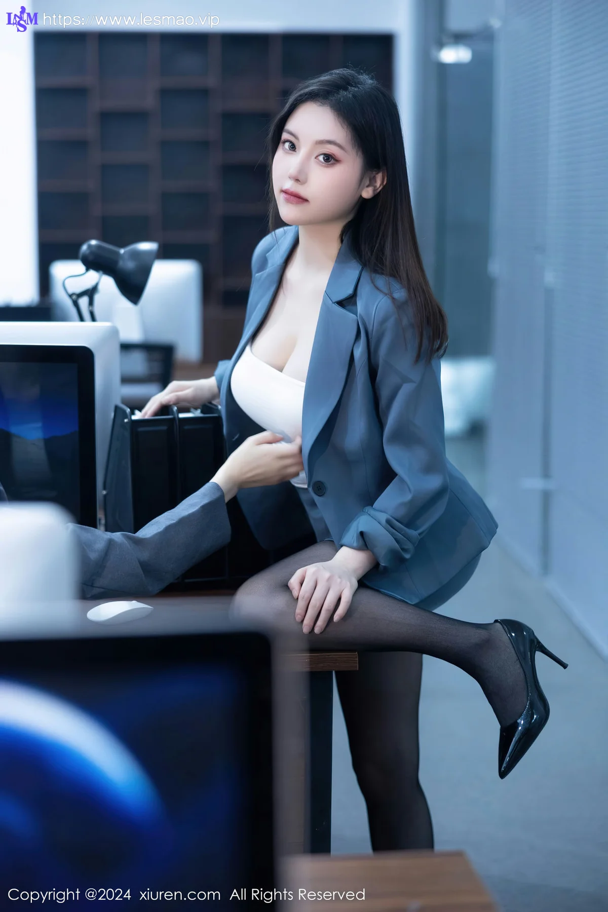 XiuRen 秀人 No.7923  豆瓣酱模特合集写真OL装扮11 - 35