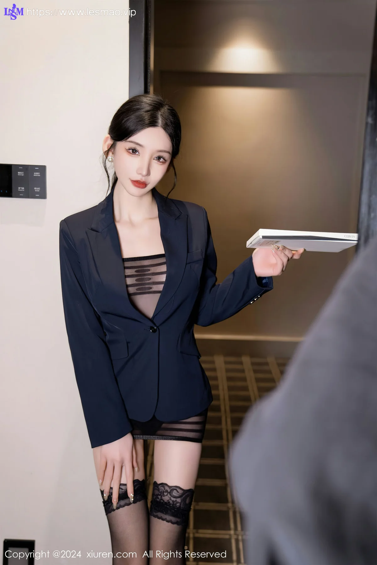 XiuRen 秀人 No.7956  周于希Sally  主题《丝袜销售员》性感写真11 - 32
