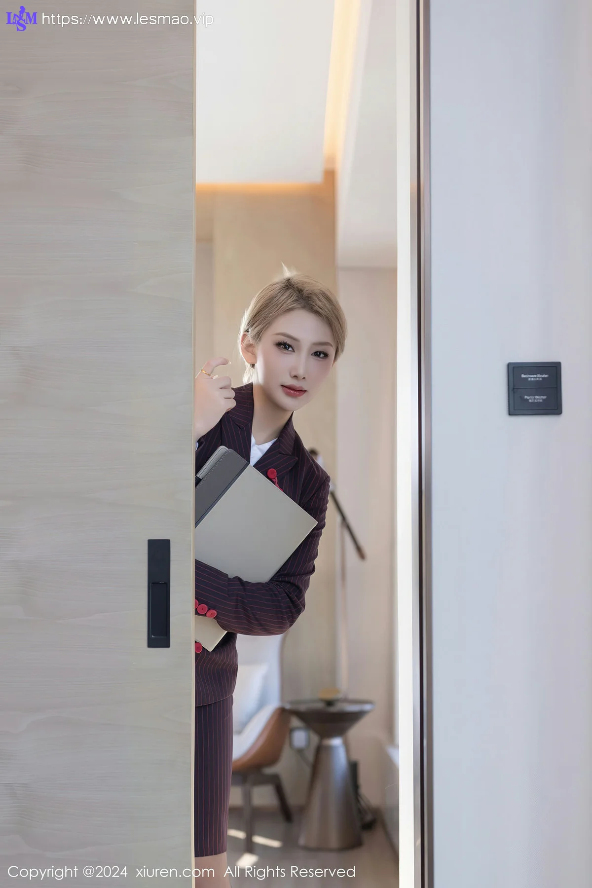 XiuRen 秀人 No.8042  沈青黛 紫色空姐制服性感写真 - 1