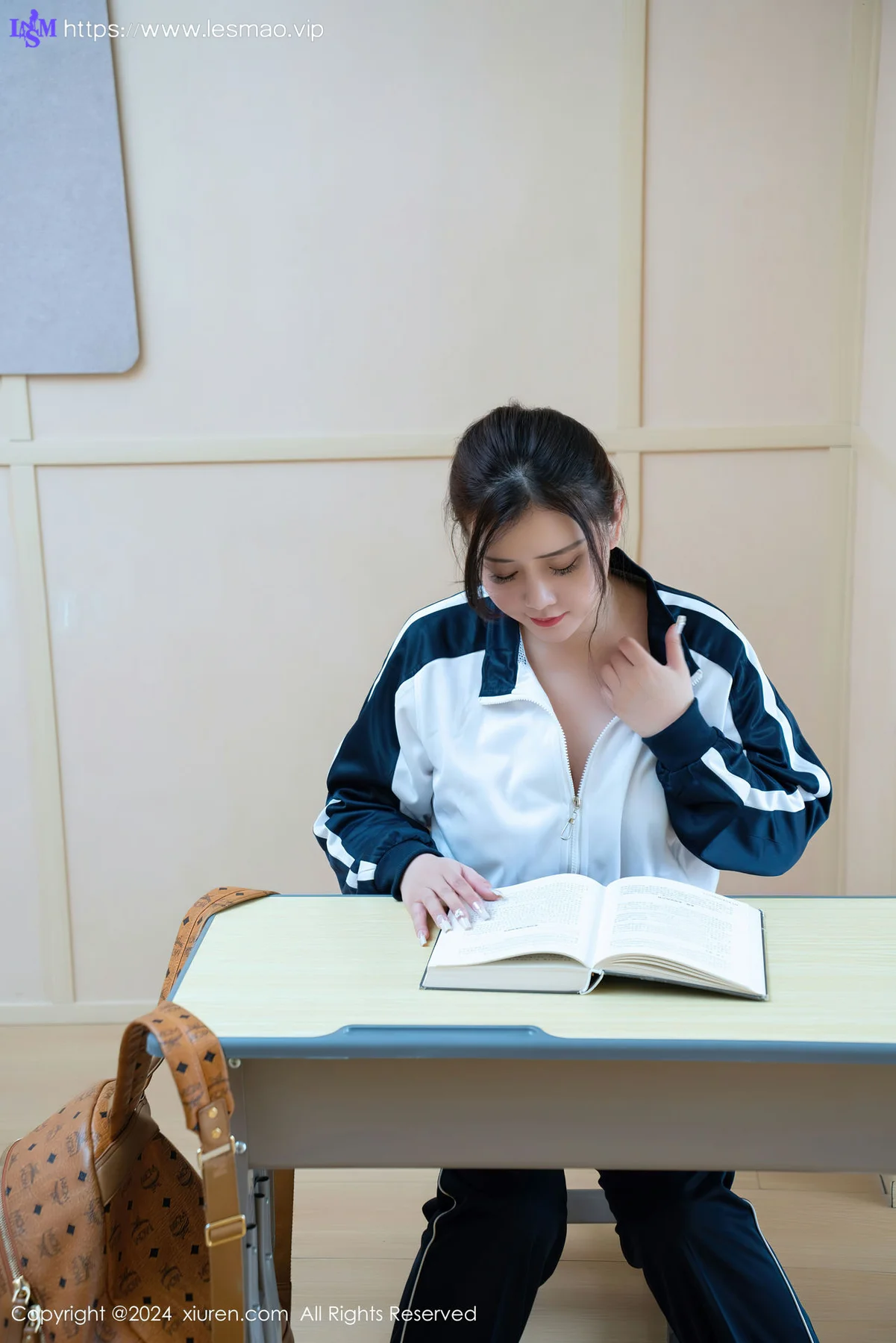 XiuRen 秀人 No.8122  王婉悠Queen 校园女生幻想性感写真 - 21