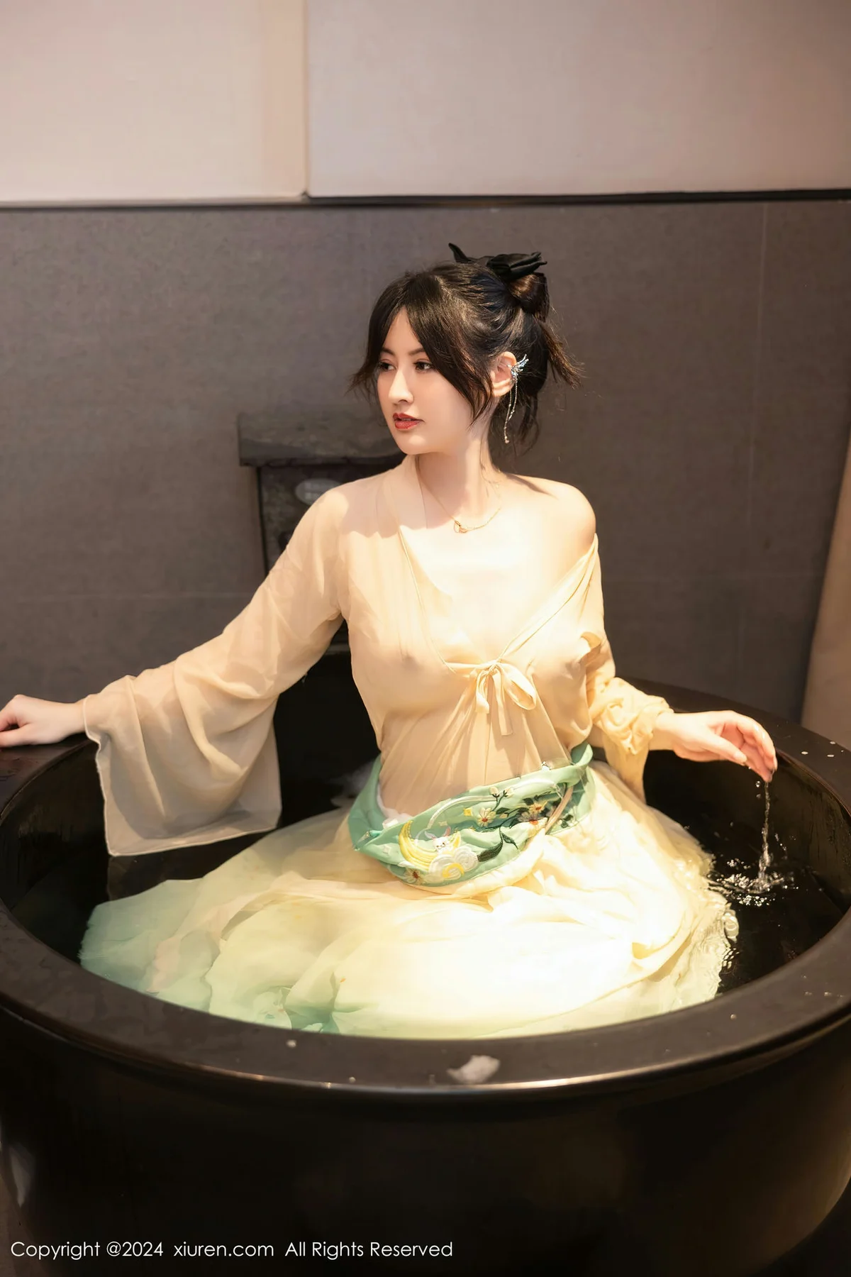 XiuRen 秀人 No.8128  诗诗kiki 温泉古装情趣服饰性感写真1 - 30