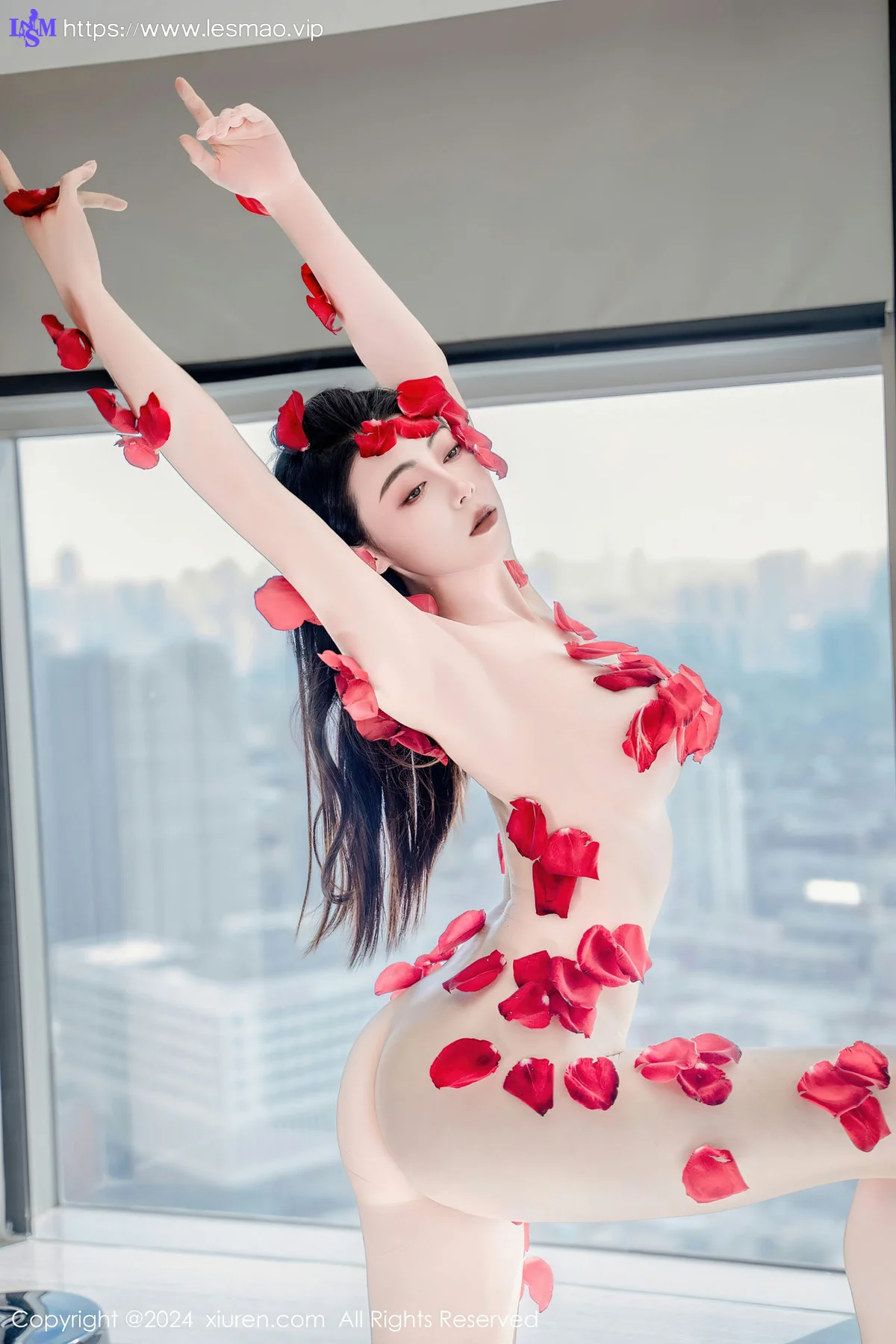 XiuRen 秀人 No.8175  瑜伽喵 柔韧献花热舞性感写真 - 33