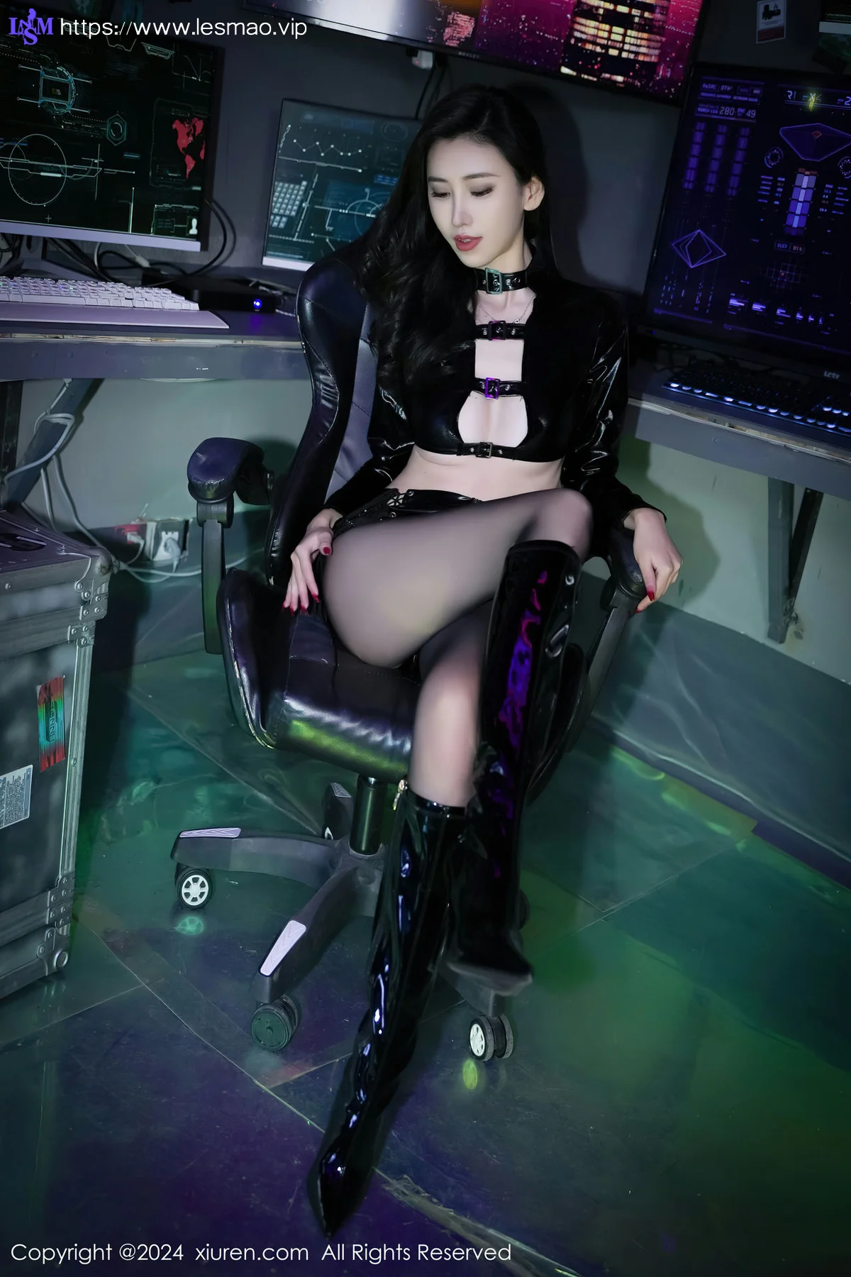 XiuRen 秀人 No.8219  章芃芃 黑色皮衣服饰性感写真 - 14