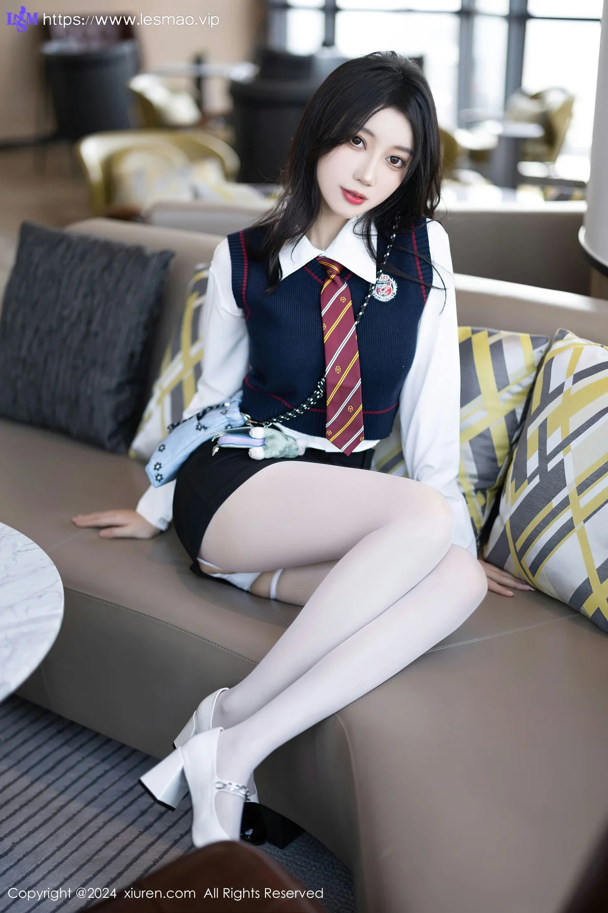 XiuRen 秀人 No.8247  玥儿玥 白色丝袜哈尔滨旅拍1 - 11