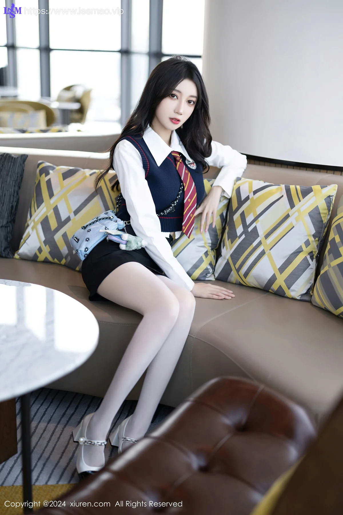 XiuRen 秀人 No.8247  玥儿玥 白色丝袜哈尔滨旅拍1 - 12