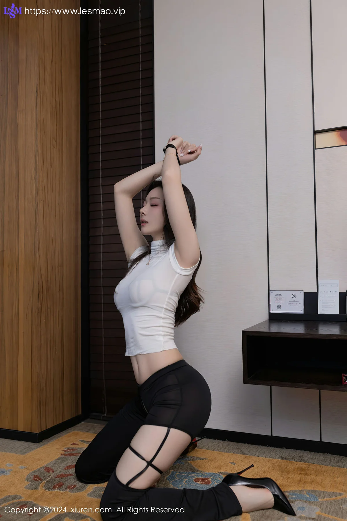 XiuRen 秀人 No.8270  小逗逗 表演式拍摄性感写真11 - 19