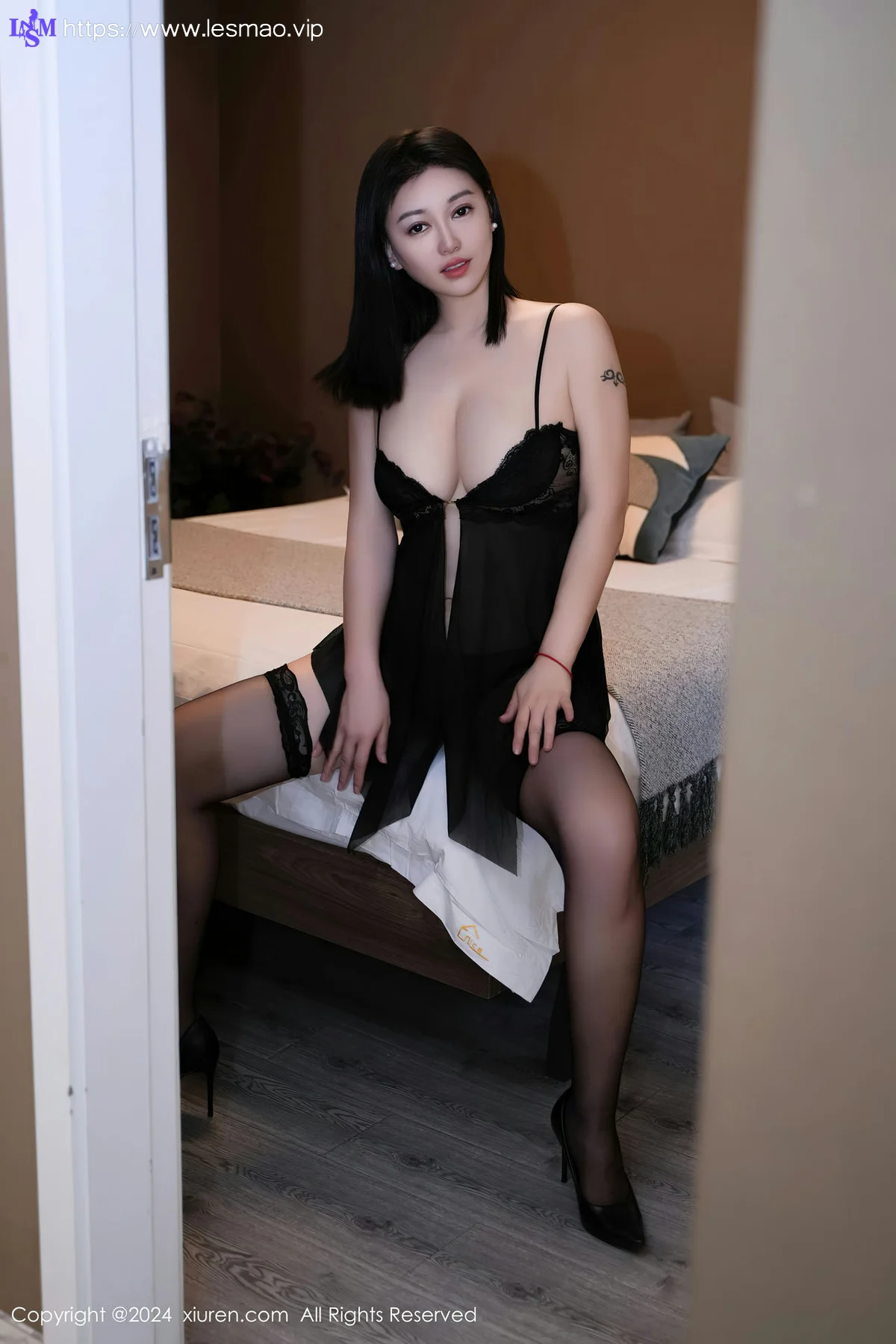 XiuRen 秀人 No.8281 雅茹老师 黑色吊带睡裙性感写真1 - 11