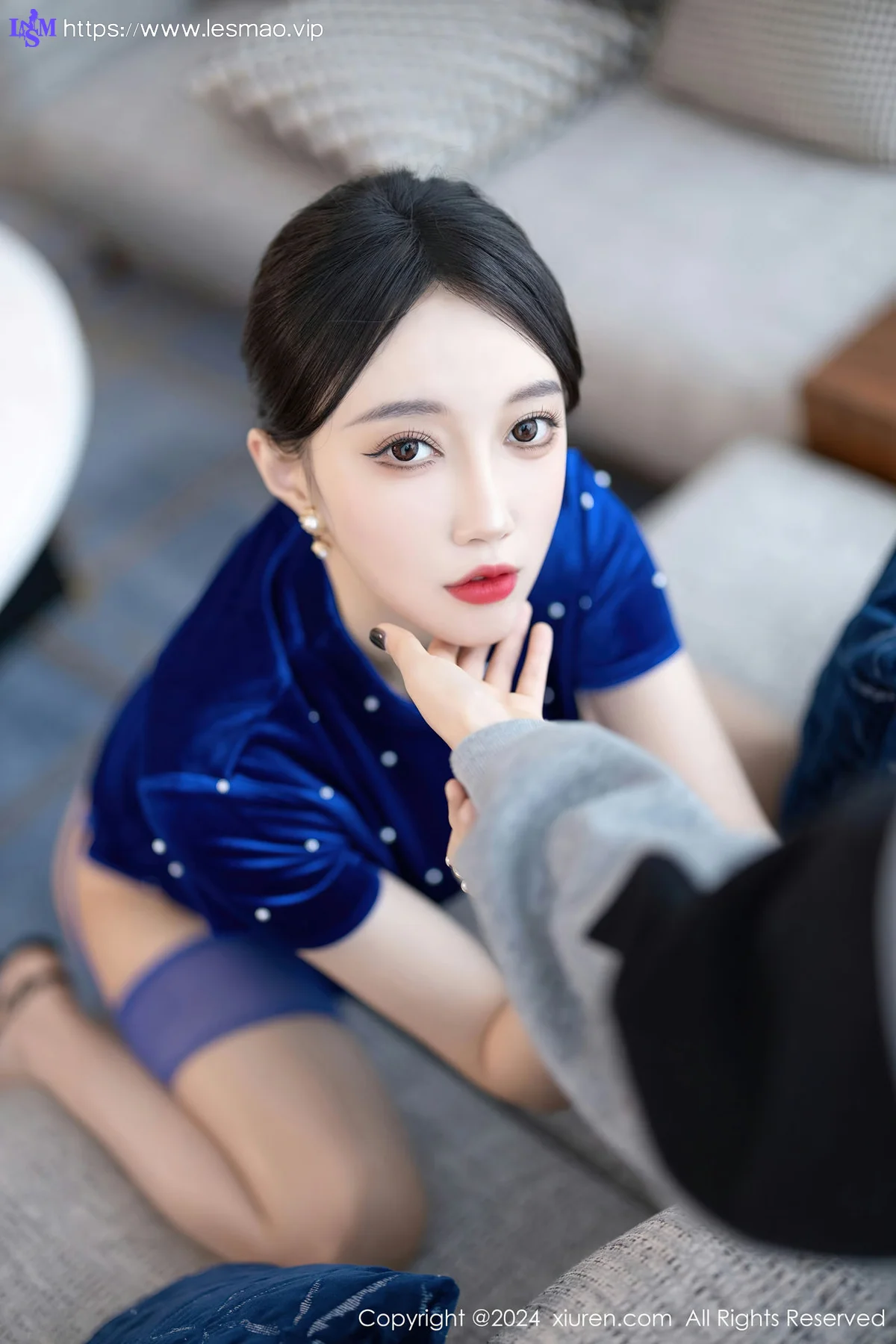 XiuRen 秀人 No.8298  玥儿玥 蓝色短裙哈尔滨旅拍33 - 36