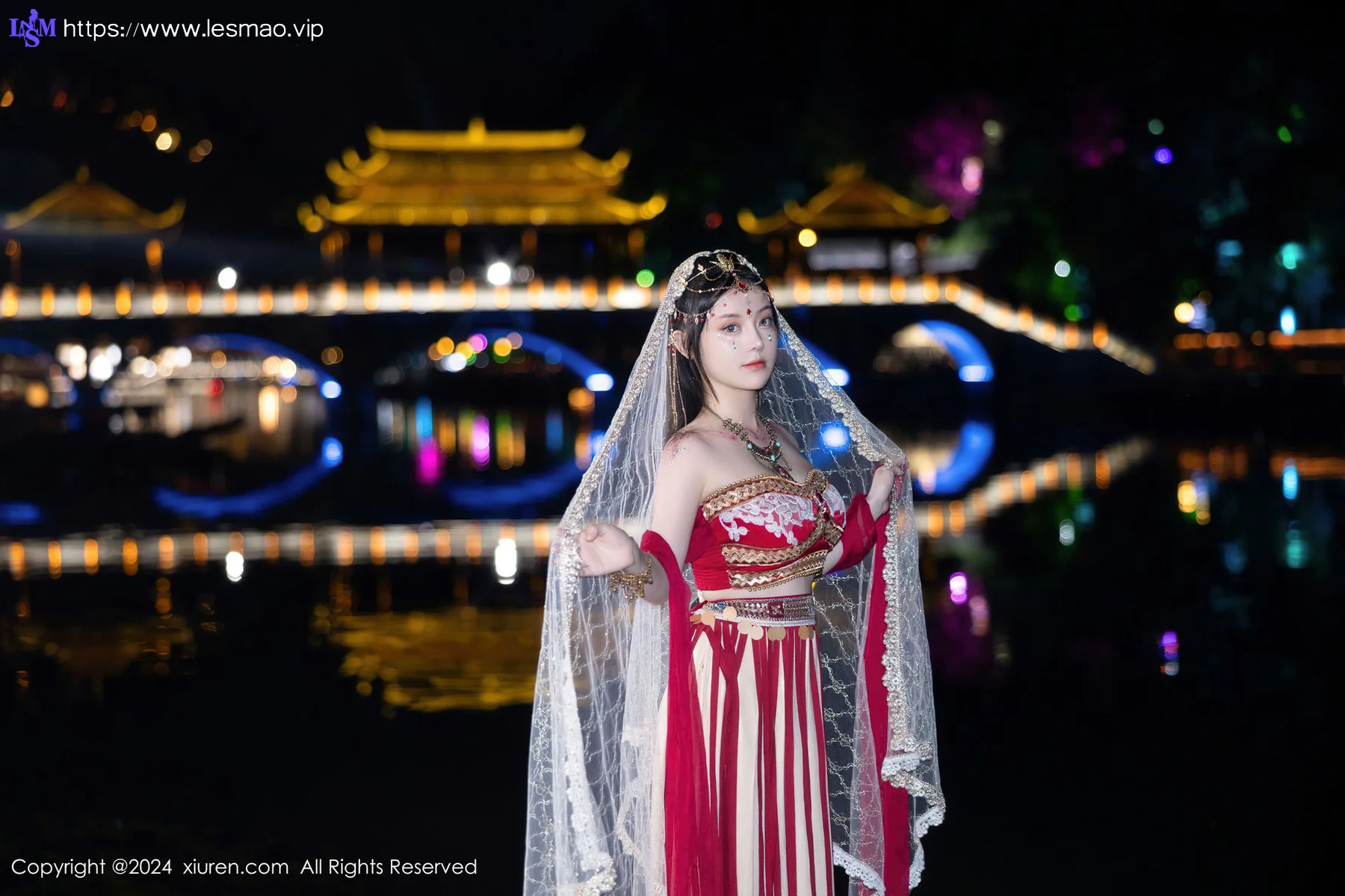 XiuRen 秀人 No.8349 豆瓣酱 红色西域服饰性感写真 - 11