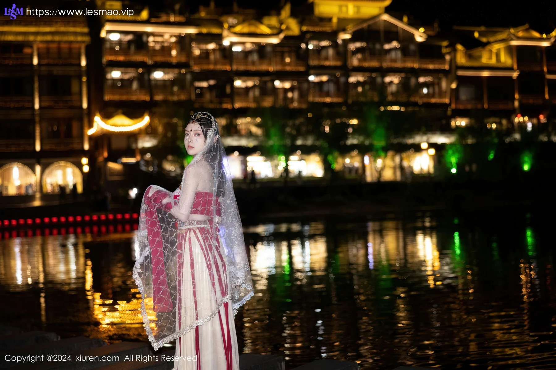 XiuRen 秀人 No.8349 豆瓣酱 红色西域服饰性感写真 - 12