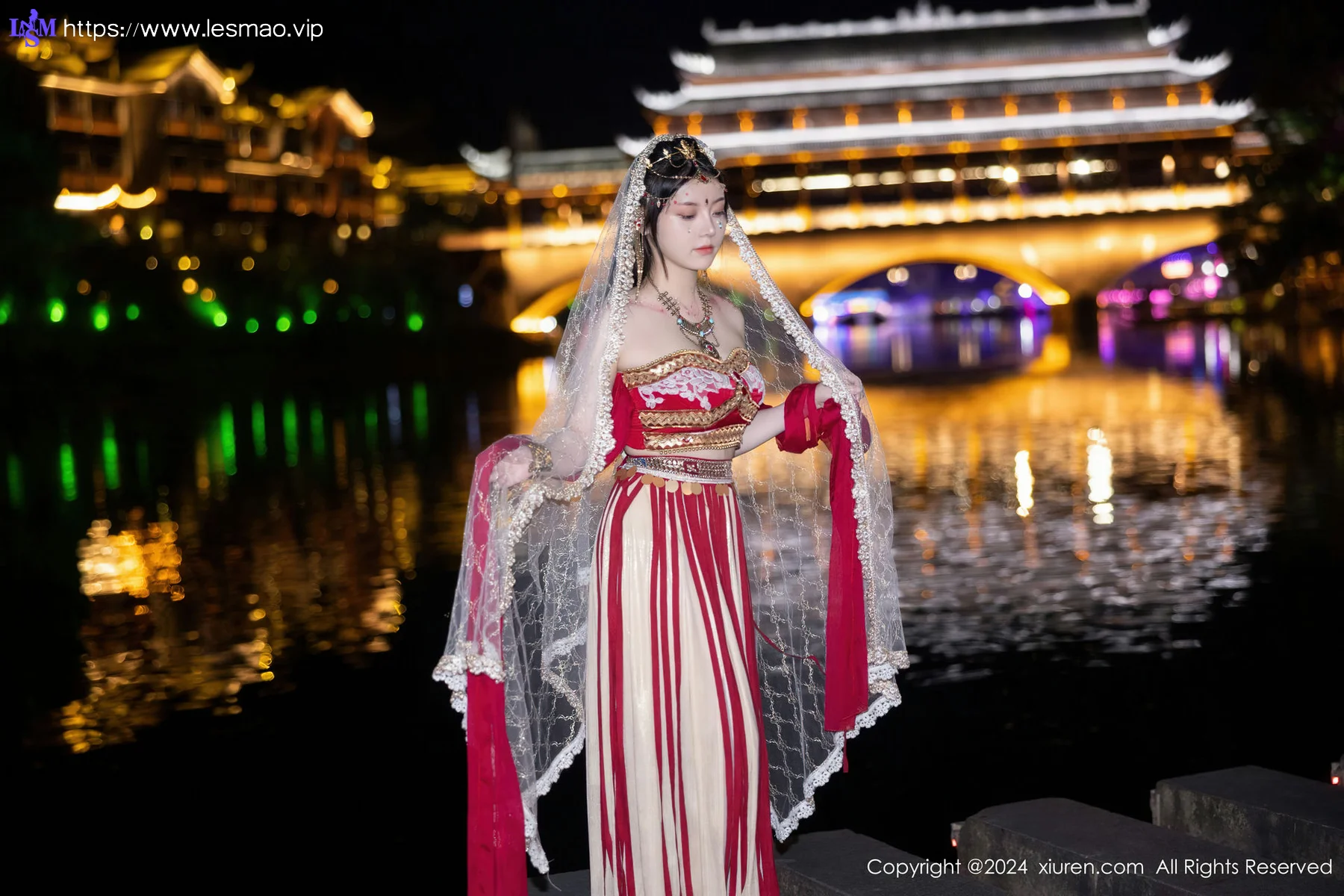 XiuRen 秀人 No.8349 豆瓣酱 红色西域服饰性感写真 - 13
