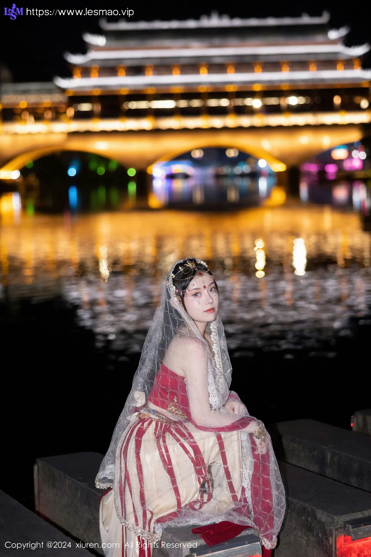 XiuRen 秀人 No.8349 豆瓣酱 红色西域服饰性感写真 - 15