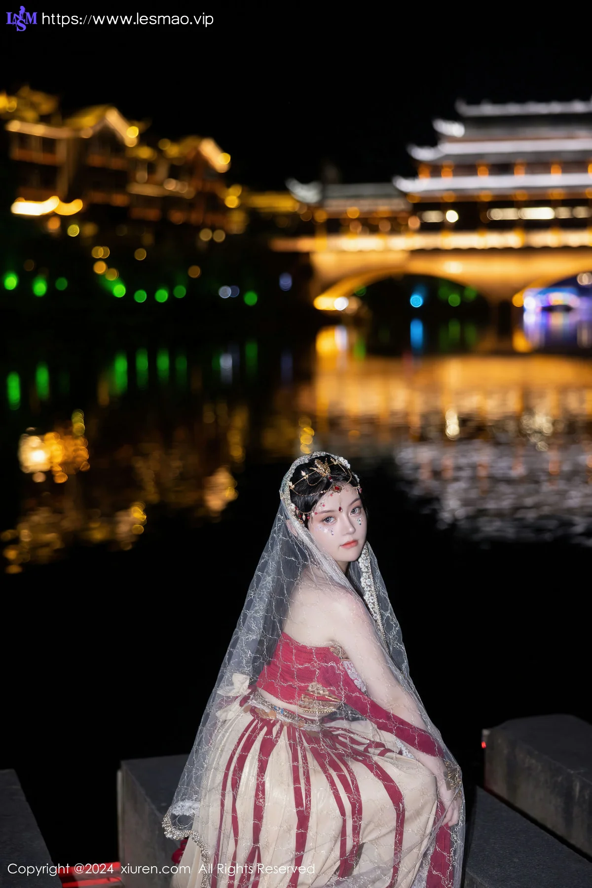 XiuRen 秀人 No.8349 豆瓣酱 红色西域服饰性感写真 - 16