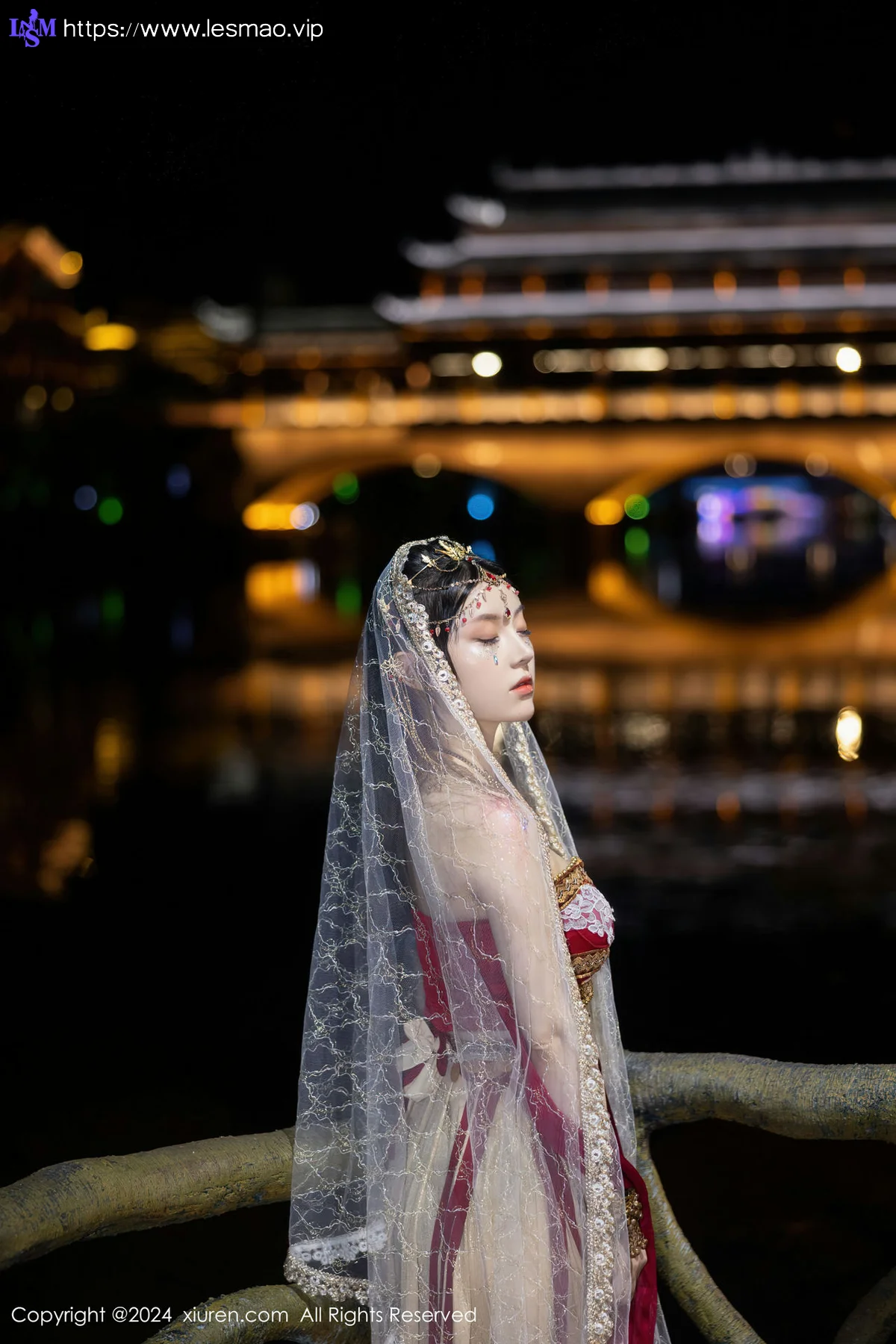 XiuRen 秀人 No.8349 豆瓣酱 红色西域服饰性感写真 - 17