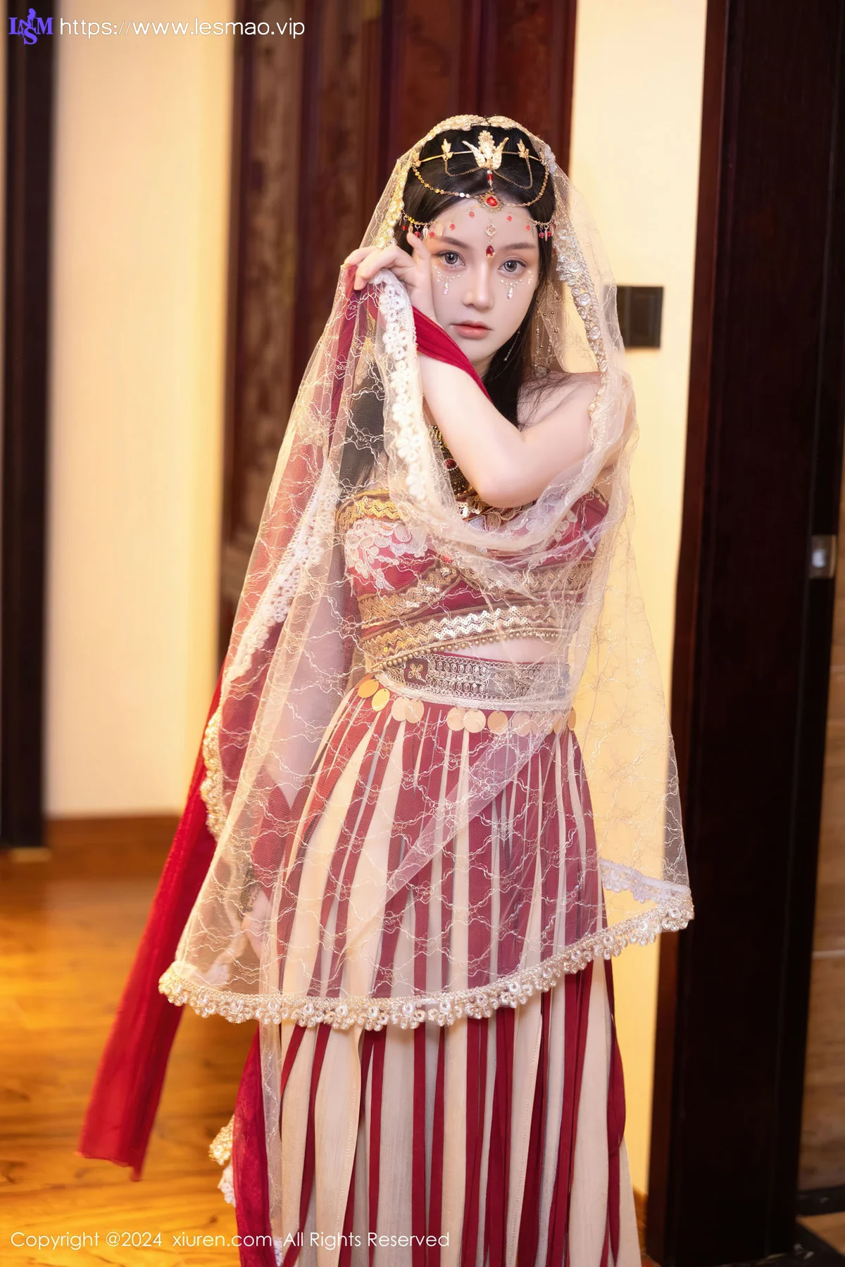 XiuRen 秀人 No.8349 豆瓣酱 红色西域服饰性感写真 - 21
