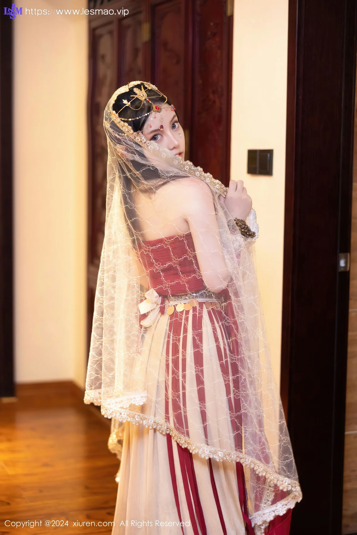 XiuRen 秀人 No.8349 豆瓣酱 红色西域服饰性感写真 - 23