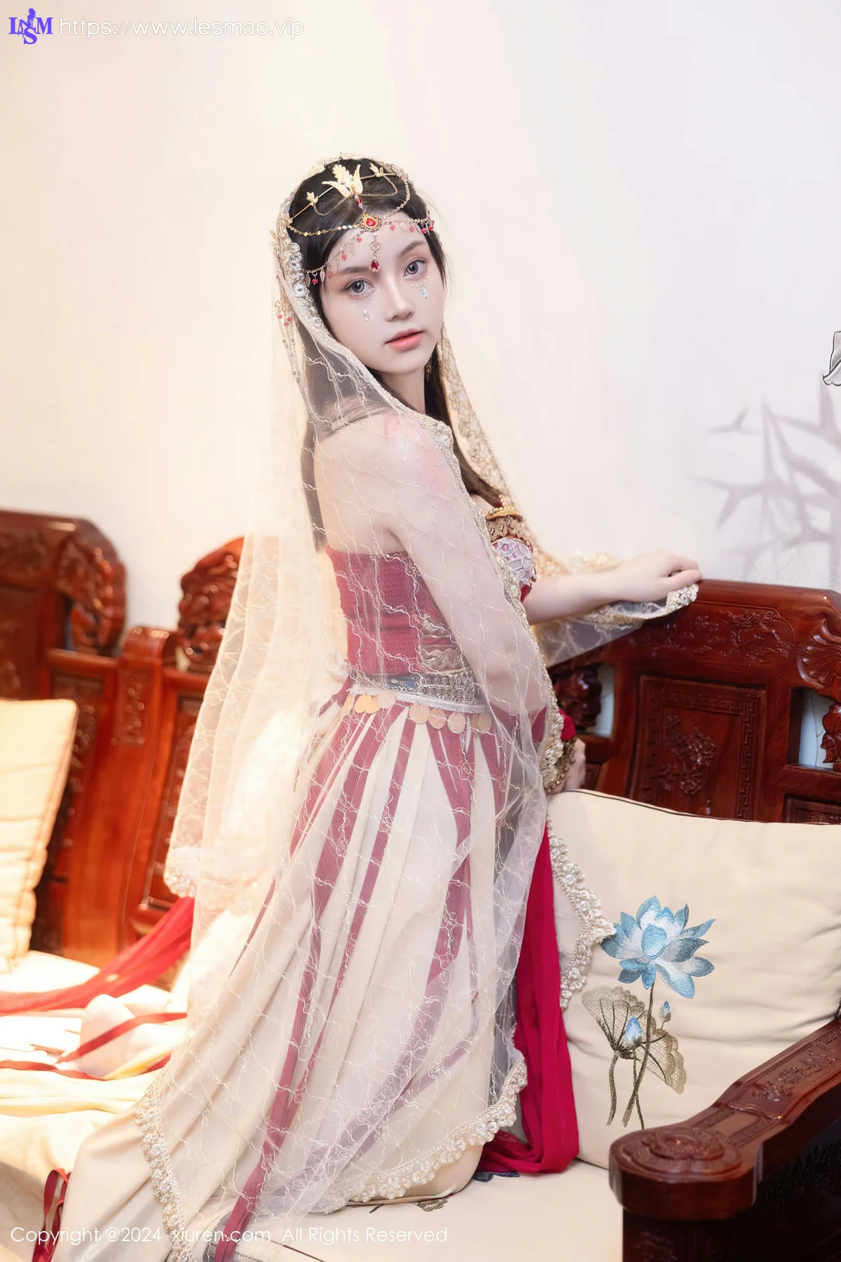XiuRen 秀人 No.8349 豆瓣酱 红色西域服饰性感写真 - 27