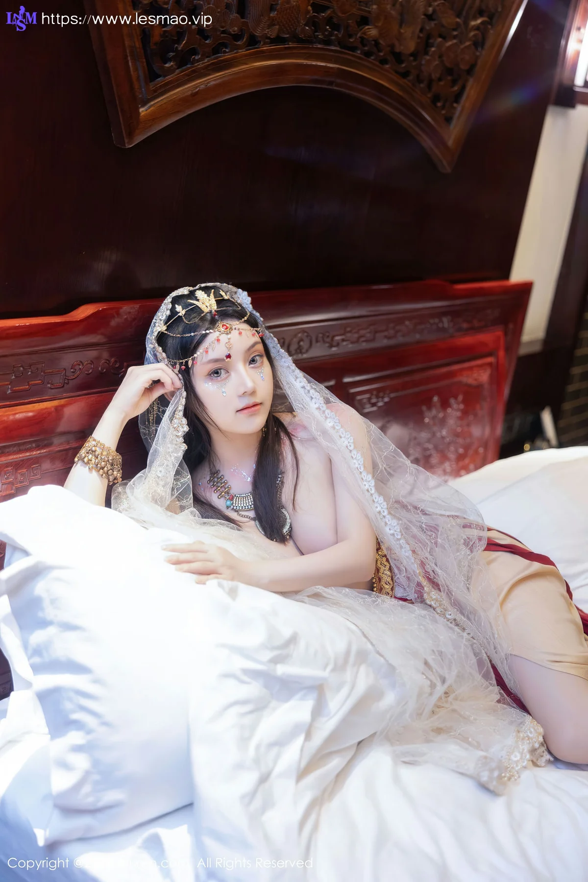 XiuRen 秀人 No.8349 豆瓣酱 红色西域服饰性感写真 - 57
