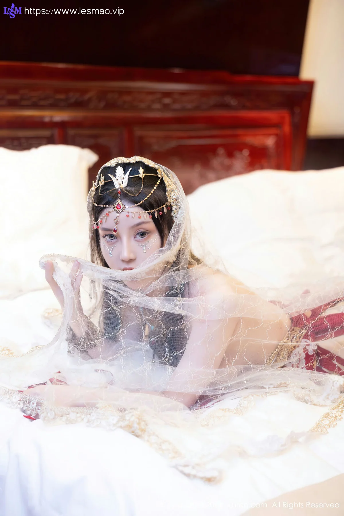 XiuRen 秀人 No.8349 豆瓣酱 红色西域服饰性感写真 - 68