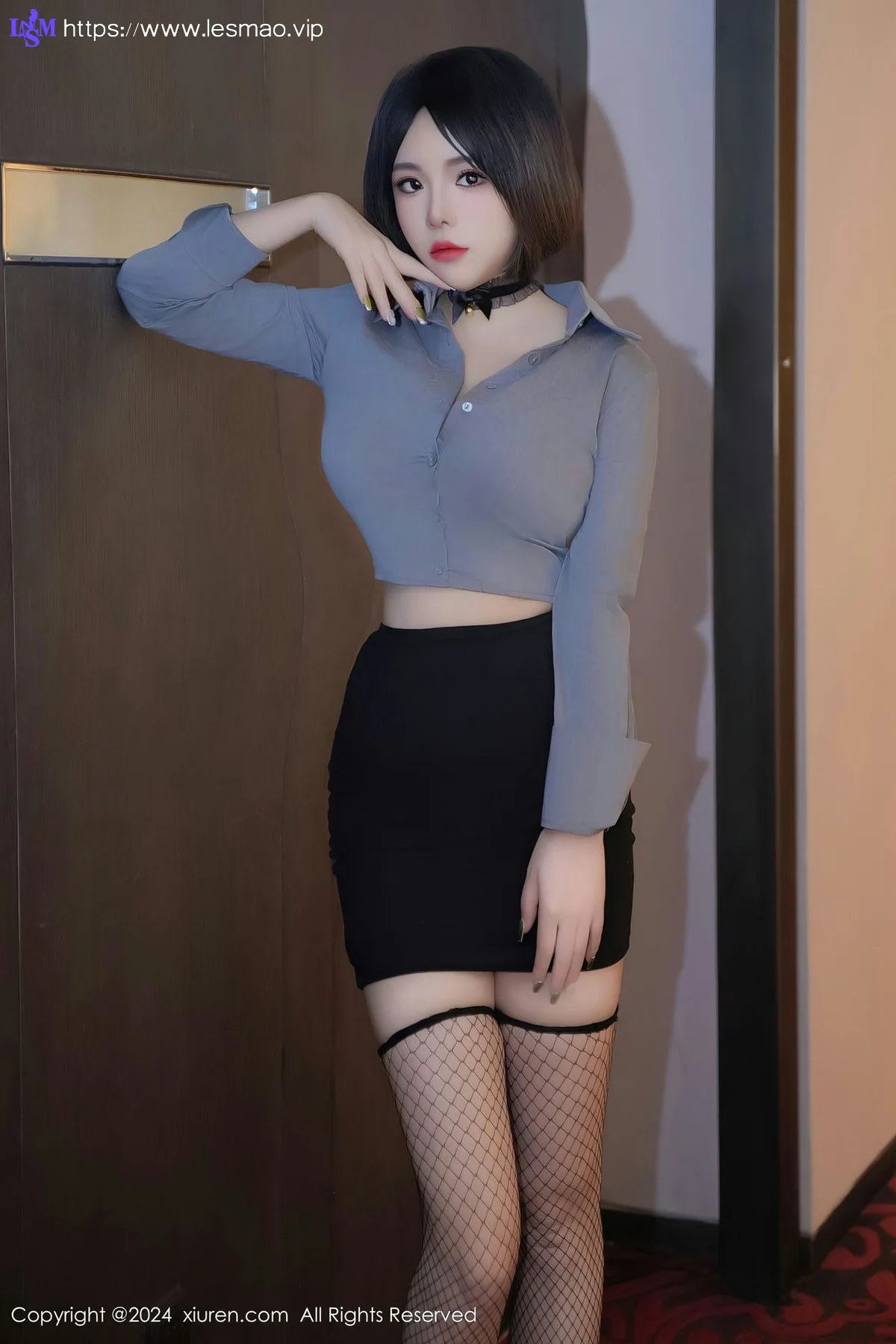 XiuRen 秀人 No.8435 陆萱雅 短发灰色制服性感写真 - 16