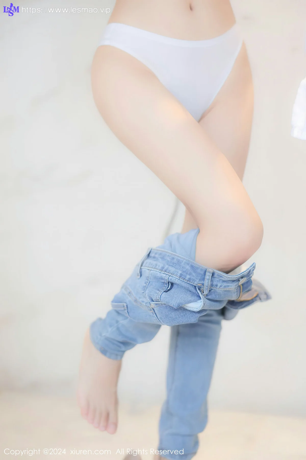 XiuRen 秀人 No.8467 周周不吃香菜 首套写真白色上衣11 - 44