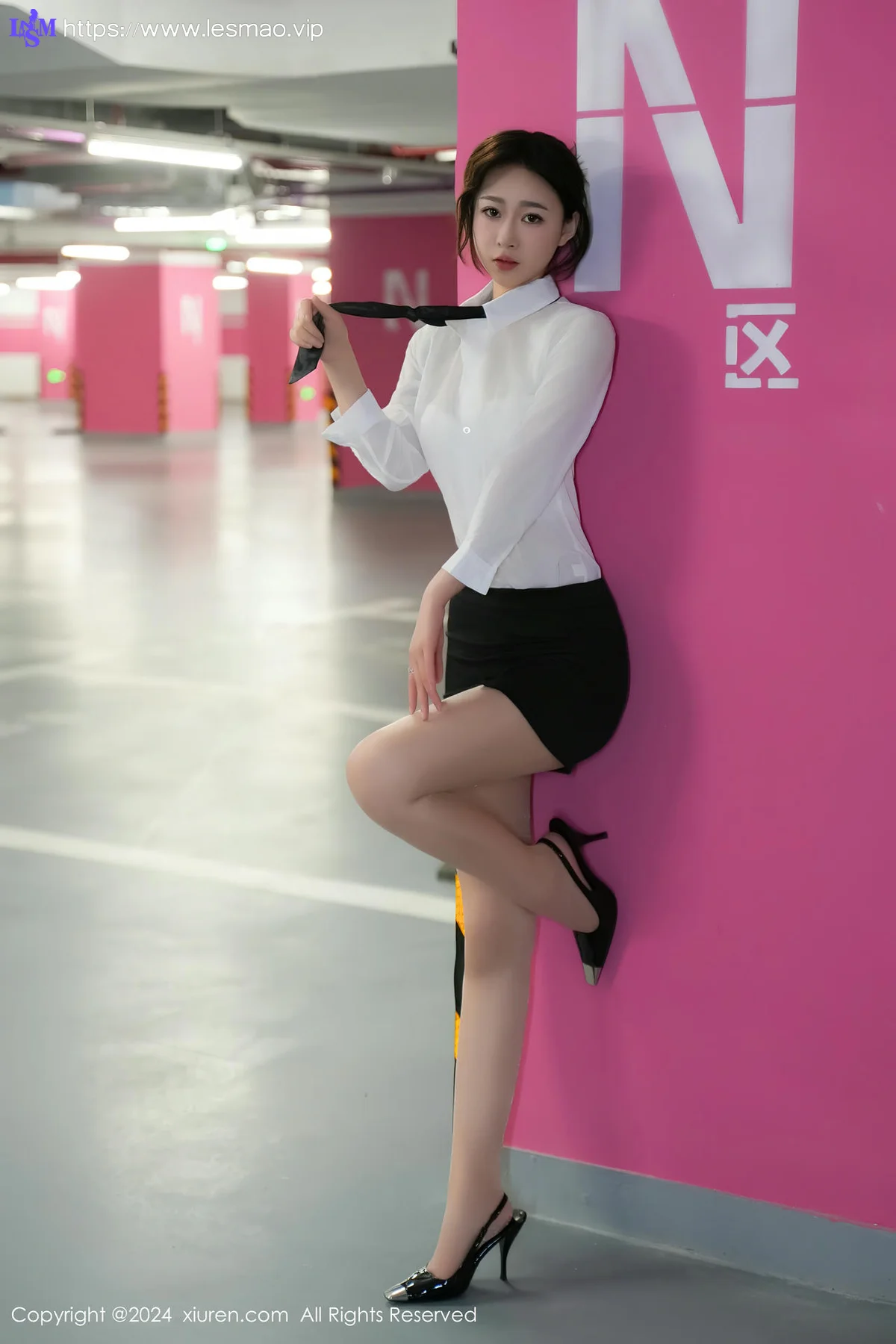 XiuRen 秀人 No.8613 软糖爱喝奶 车内场景拍摄性感写真22 - 11