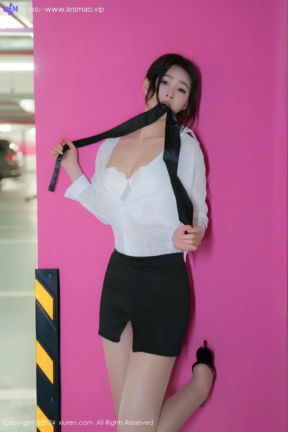XiuRen 秀人 No.8613 软糖爱喝奶 车内场景拍摄性感写真22 - 14