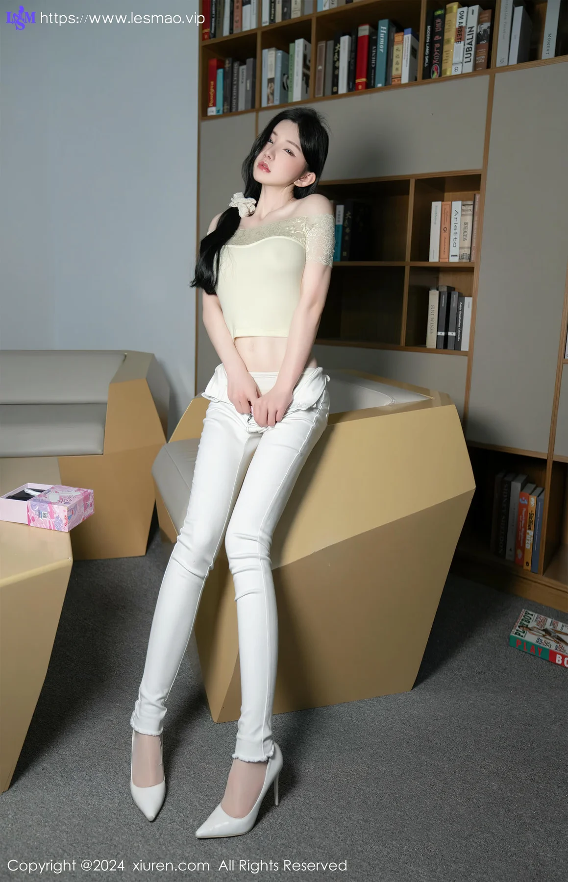 XiuRen 秀人 No.8633 周于希Sally 主题《图书馆隐秘的角落》长白山旅拍33 - 45