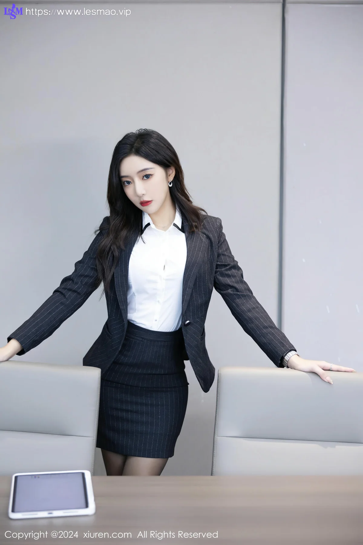 XiuRen 秀人 No.8656 王馨瑶yanni 深色OL制服性感写真22 - 13