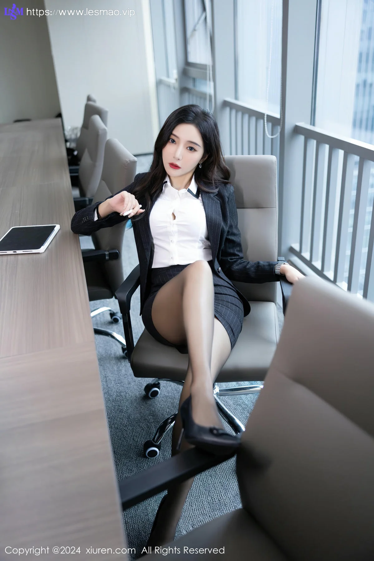 XiuRen 秀人 No.8656 王馨瑶yanni 深色OL制服性感写真22 - 19