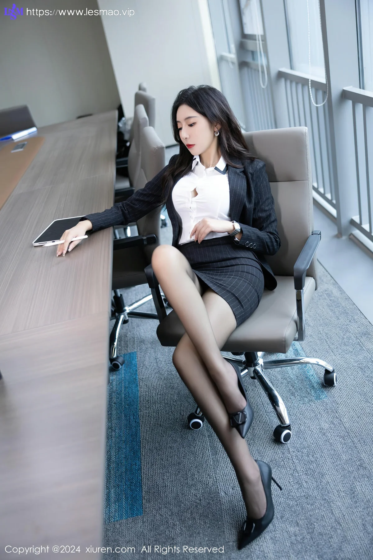 XiuRen 秀人 No.8656 王馨瑶yanni 深色OL制服性感写真22 - 20