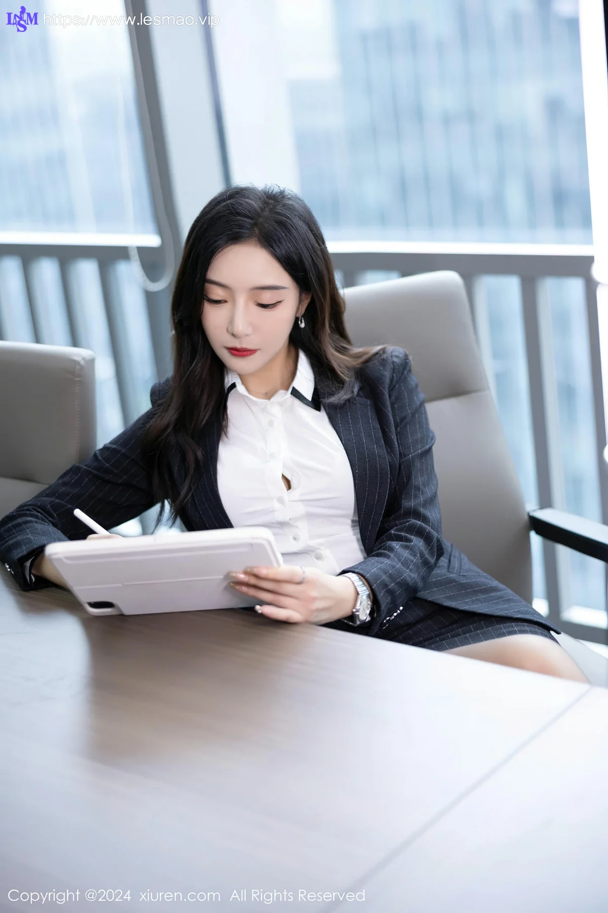 XiuRen 秀人 No.8656 王馨瑶yanni 深色OL制服性感写真22 - 23