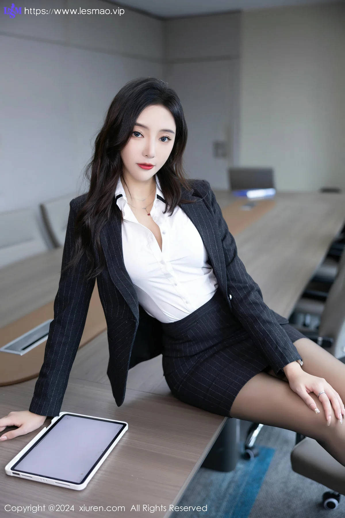XiuRen 秀人 No.8656 王馨瑶yanni 深色OL制服性感写真22 - 28