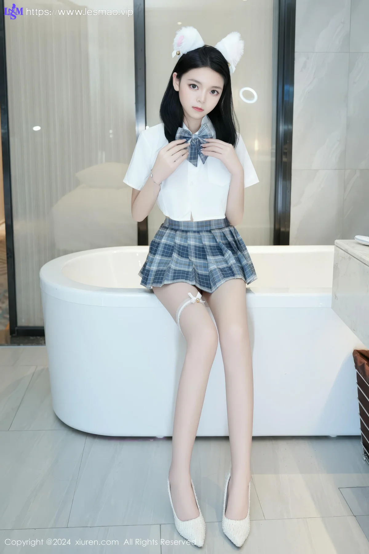 XiuRen 秀人 No.8715 唐心心 修长美腿性感写真 - 13