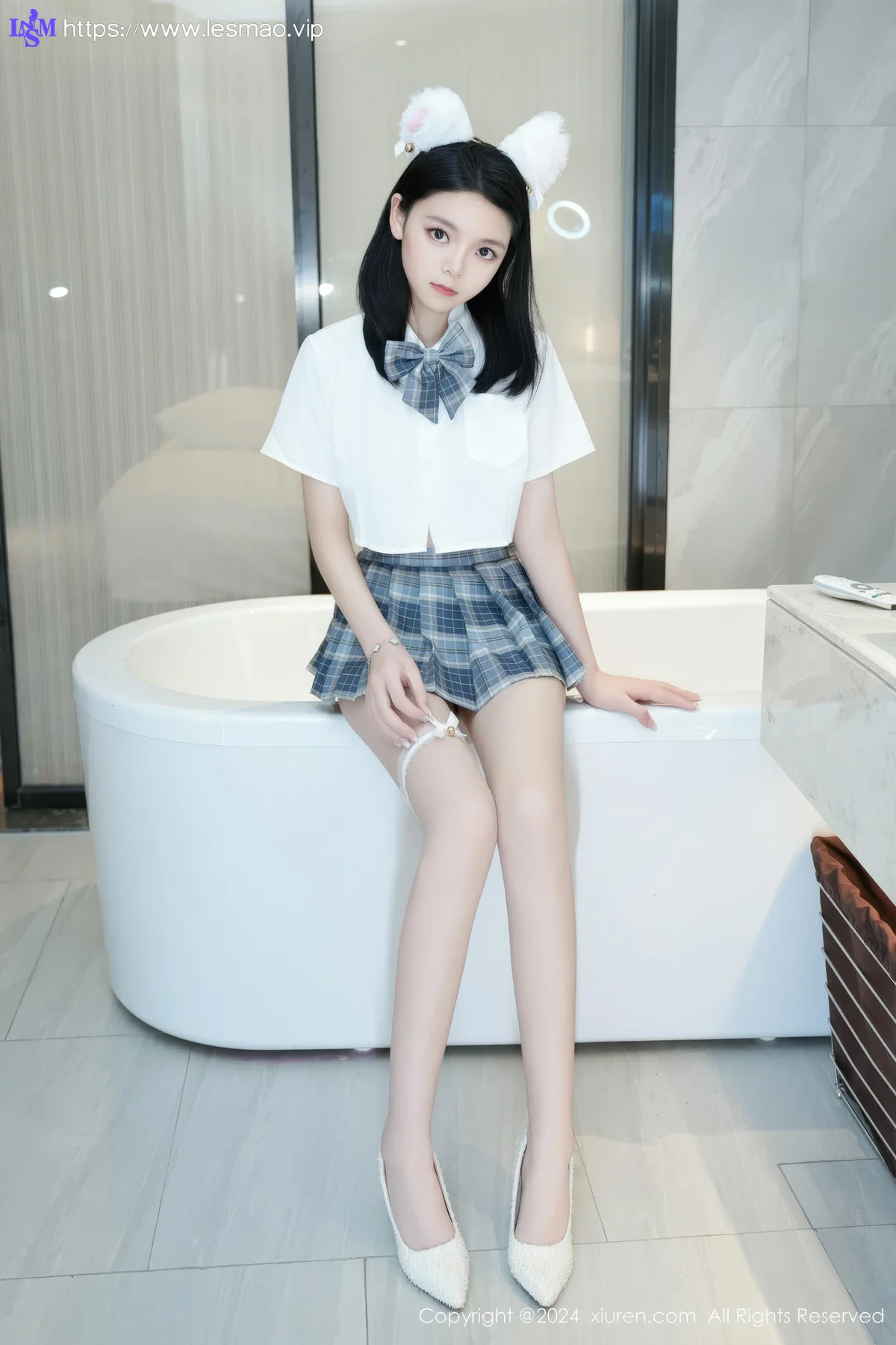 XiuRen 秀人 No.8715 唐心心 修长美腿性感写真 - 14