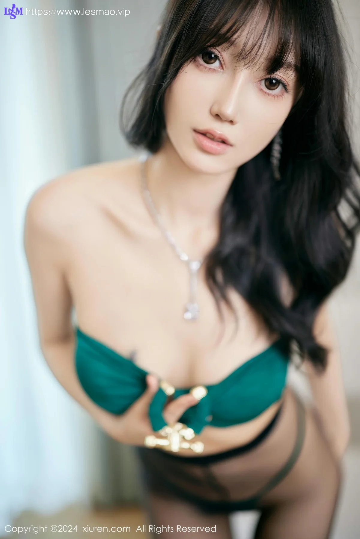 XiuRen 秀人 No.8772 玥儿玥 墨绿色长裙性感写真1 - 11