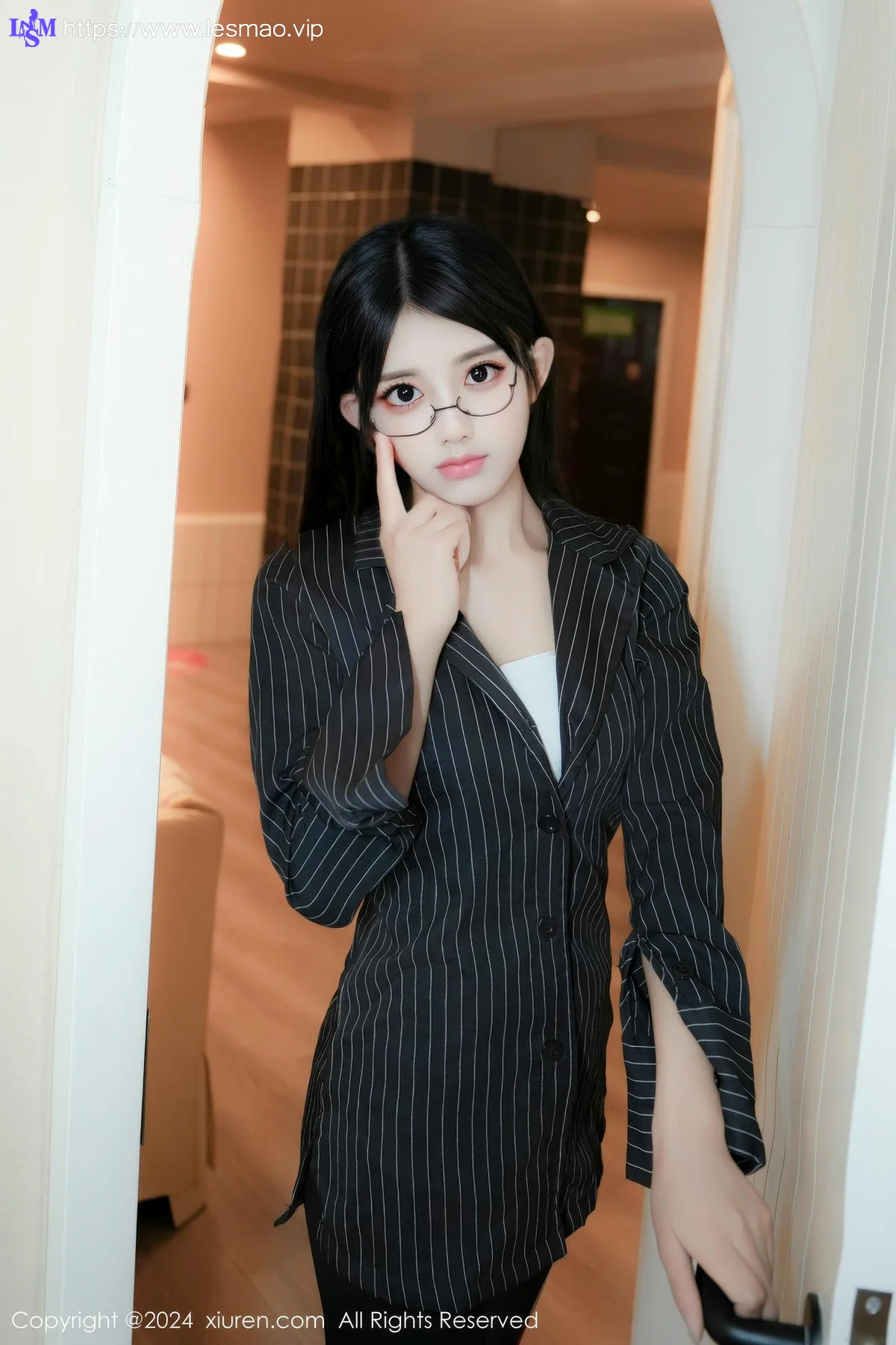 XiuRen 秀人 No.8802 美少女 黑色OL性感写真 - 17