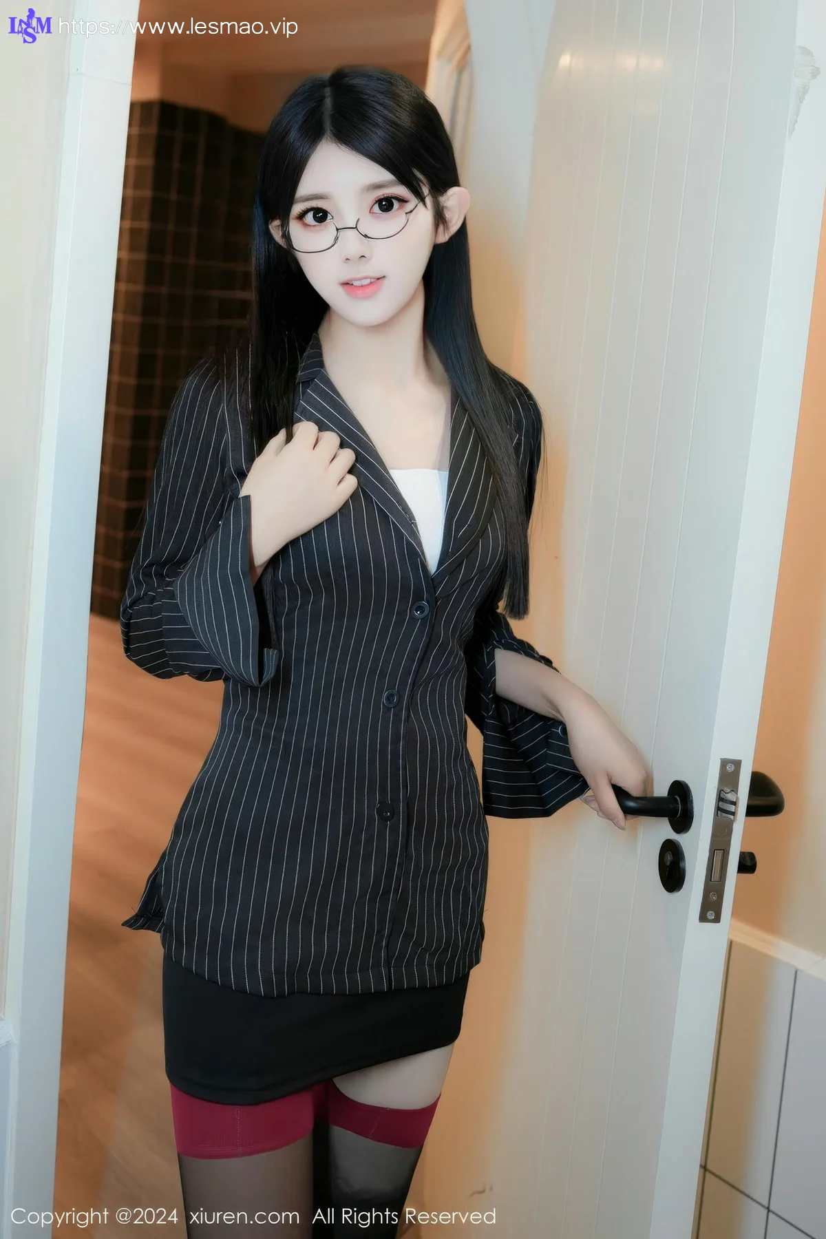 XiuRen 秀人 No.8802 美少女 黑色OL性感写真 - 18