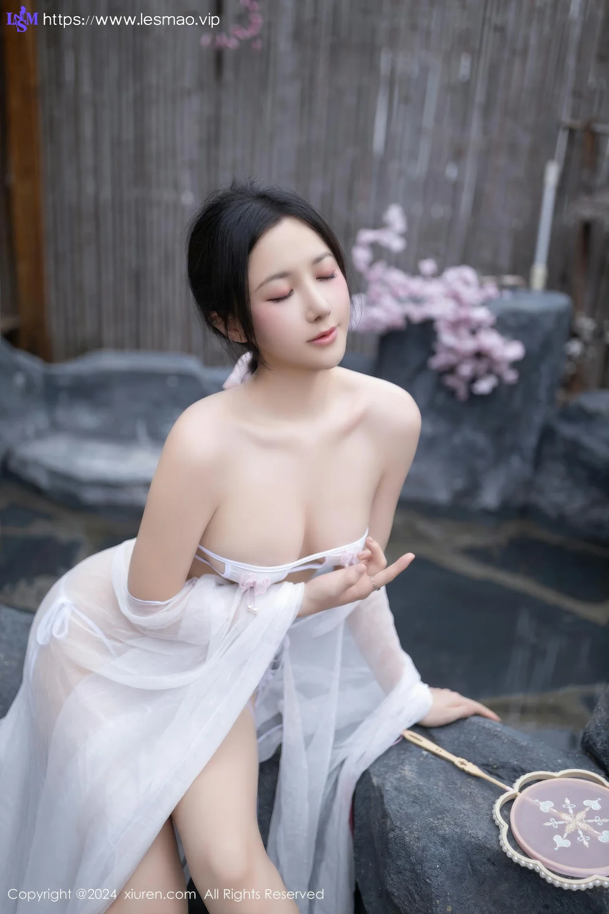 XiuRen 秀人 No.8927 鱼子酱Fish 白色轻透连衣裙迪拜旅拍11 - 17
