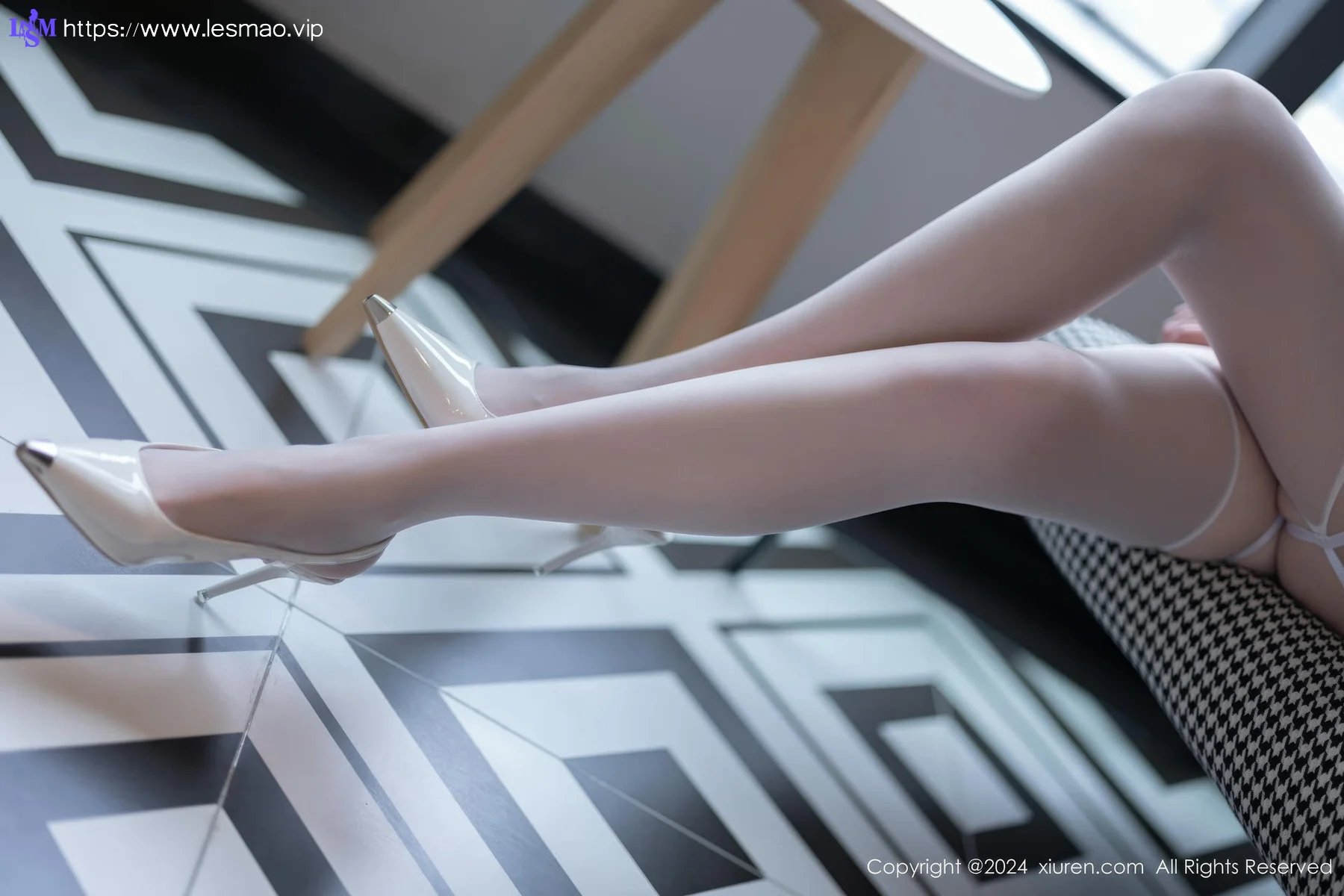 XiuRen 秀人 No.8941 梦心玥 诱人白色丝袜性感写真 - 12
