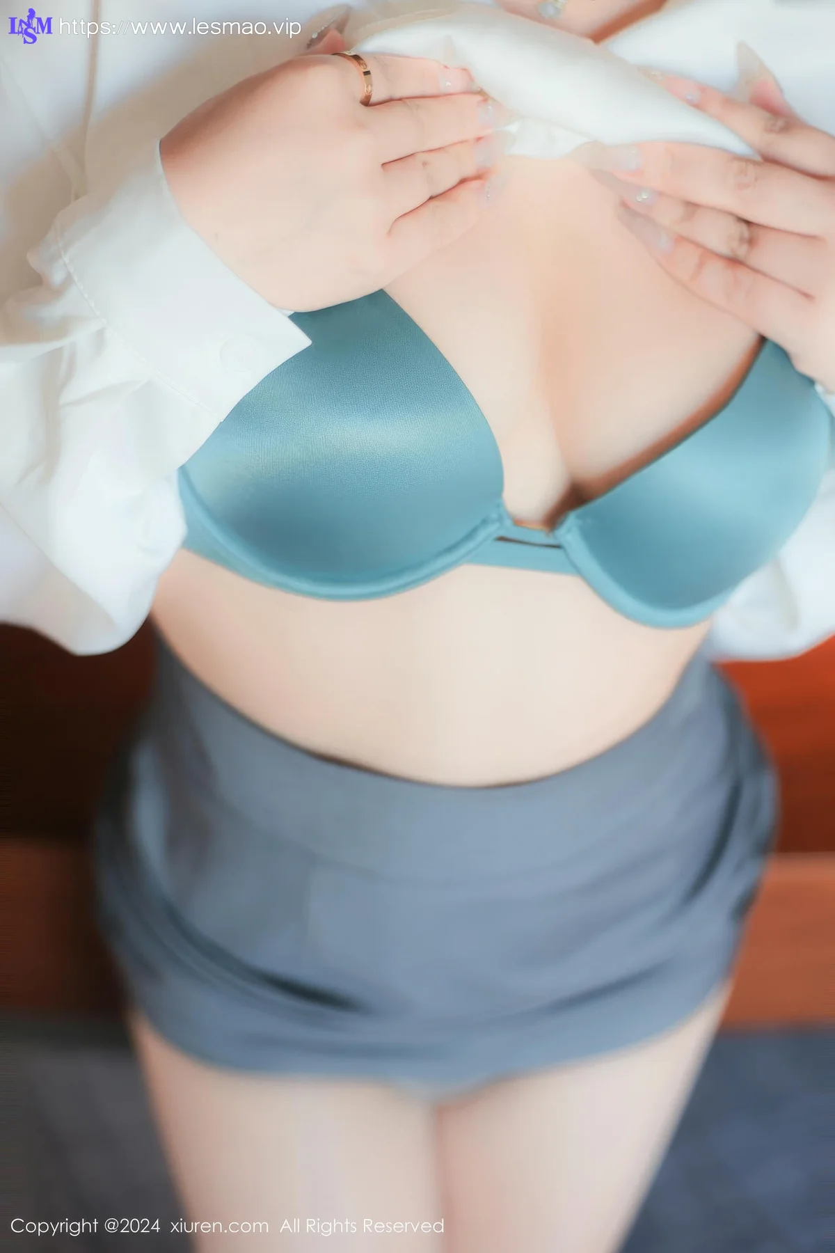 XiuRen 秀人 No.8989 麦田 首套写真白色OL2 - 18