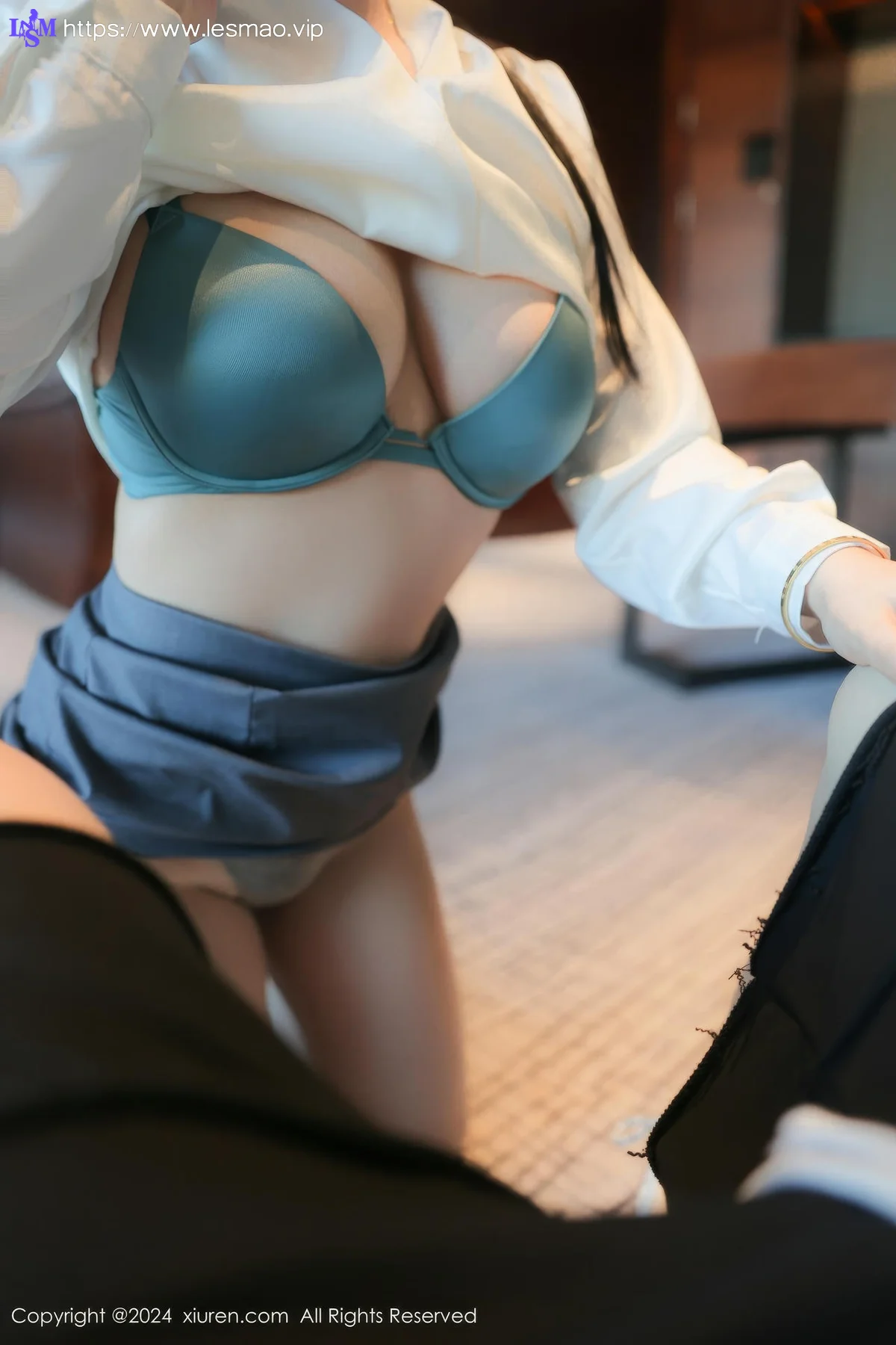 XiuRen 秀人 No.8989 麦田 首套写真白色OL2 - 33