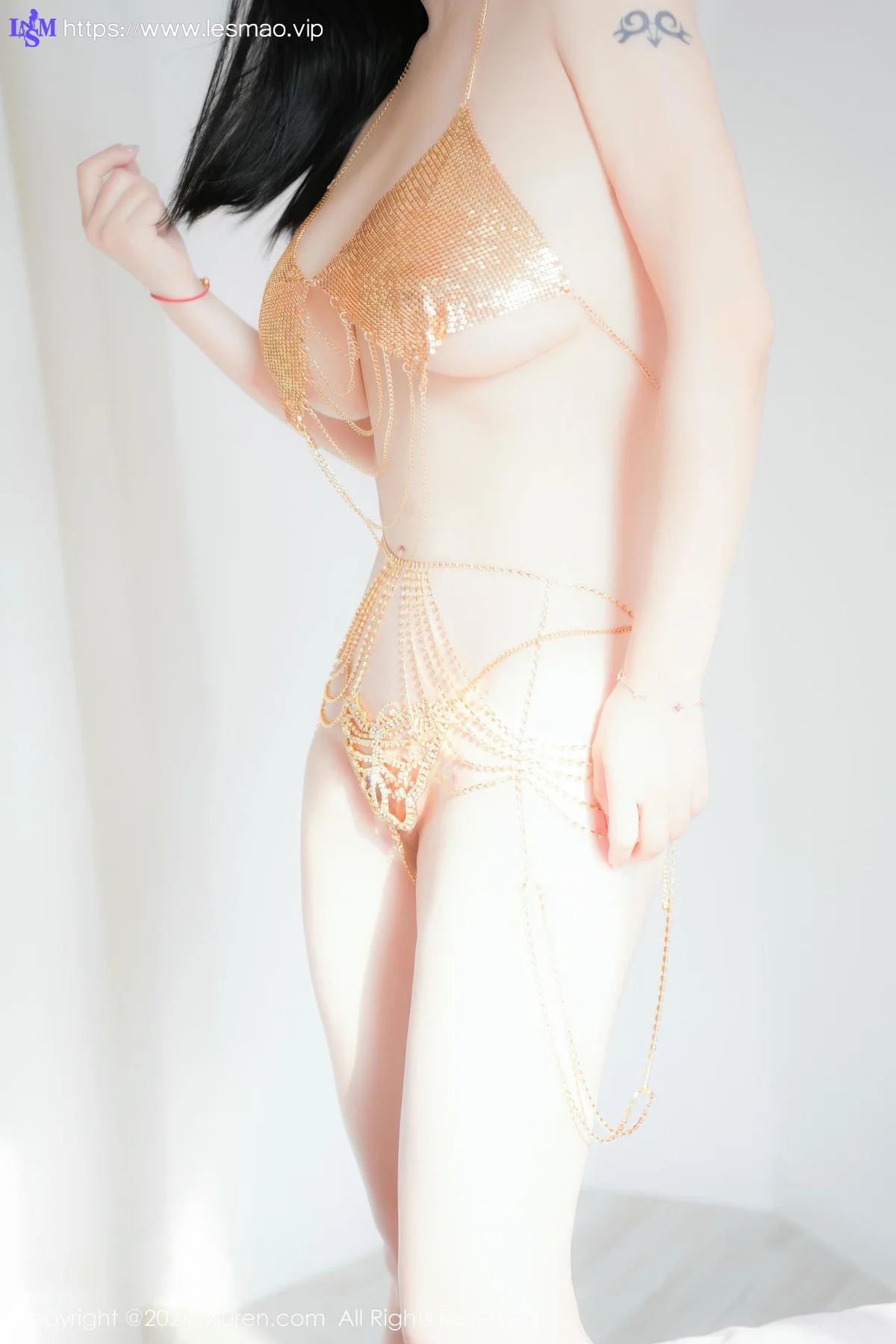 XiuRen 秀人 No.9015 雅茹老师 金色内衣性感写真 - 54