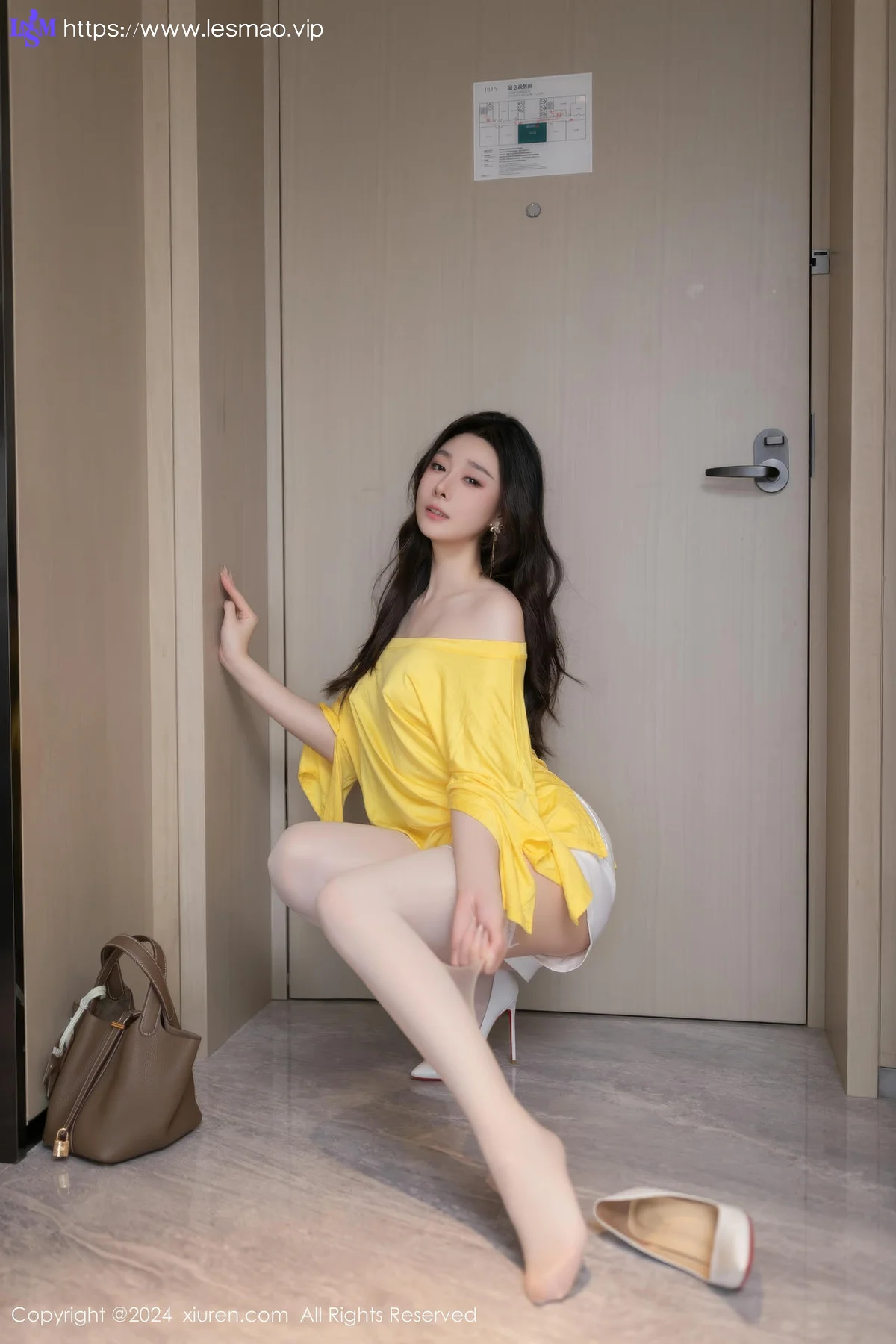 XiuRen 秀人 No.9019 小逗逗 白色丝袜性感写真11 - 17