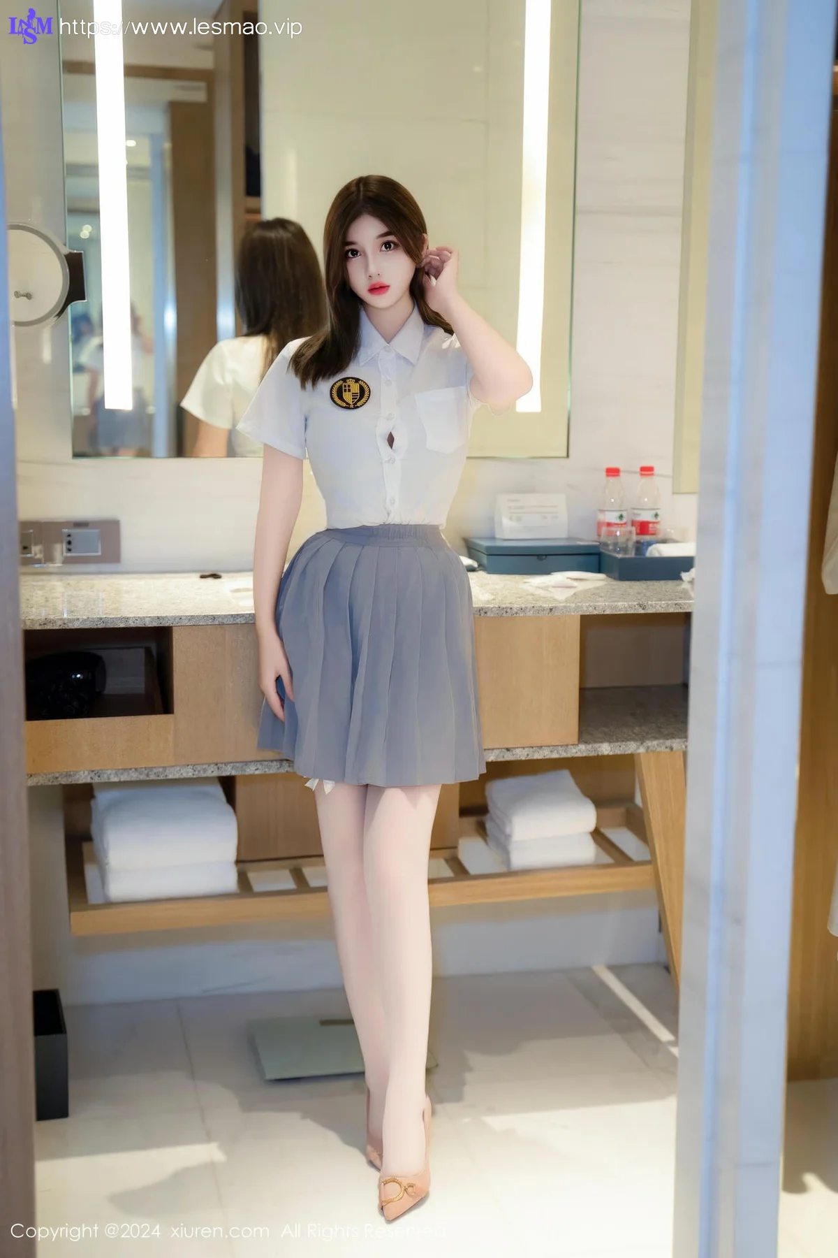 XiuRen 秀人 No.9066 周jojobaby 灰色短裙白色丝袜性感写真 - 16