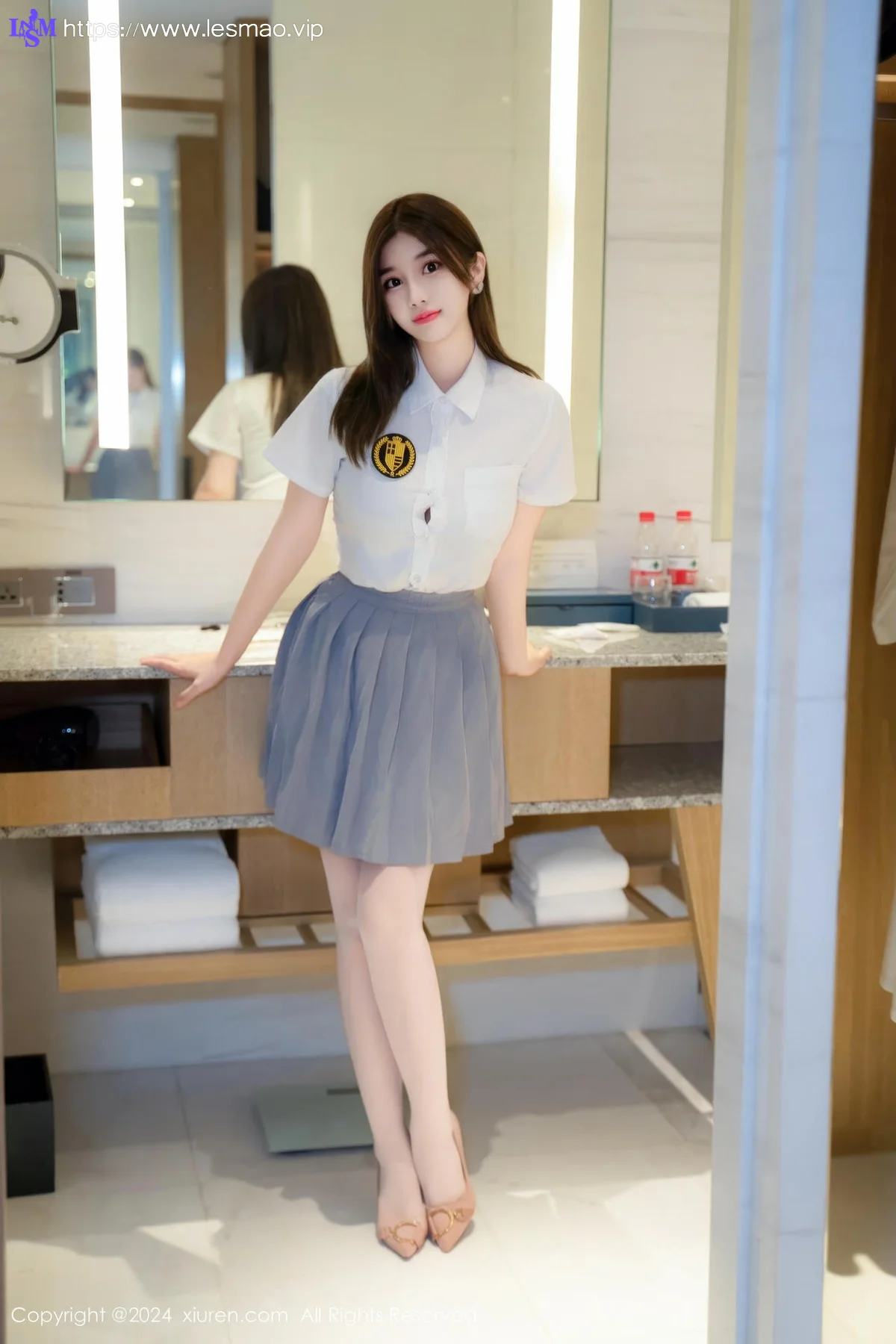 XiuRen 秀人 No.9066 周jojobaby 灰色短裙白色丝袜性感写真 - 17