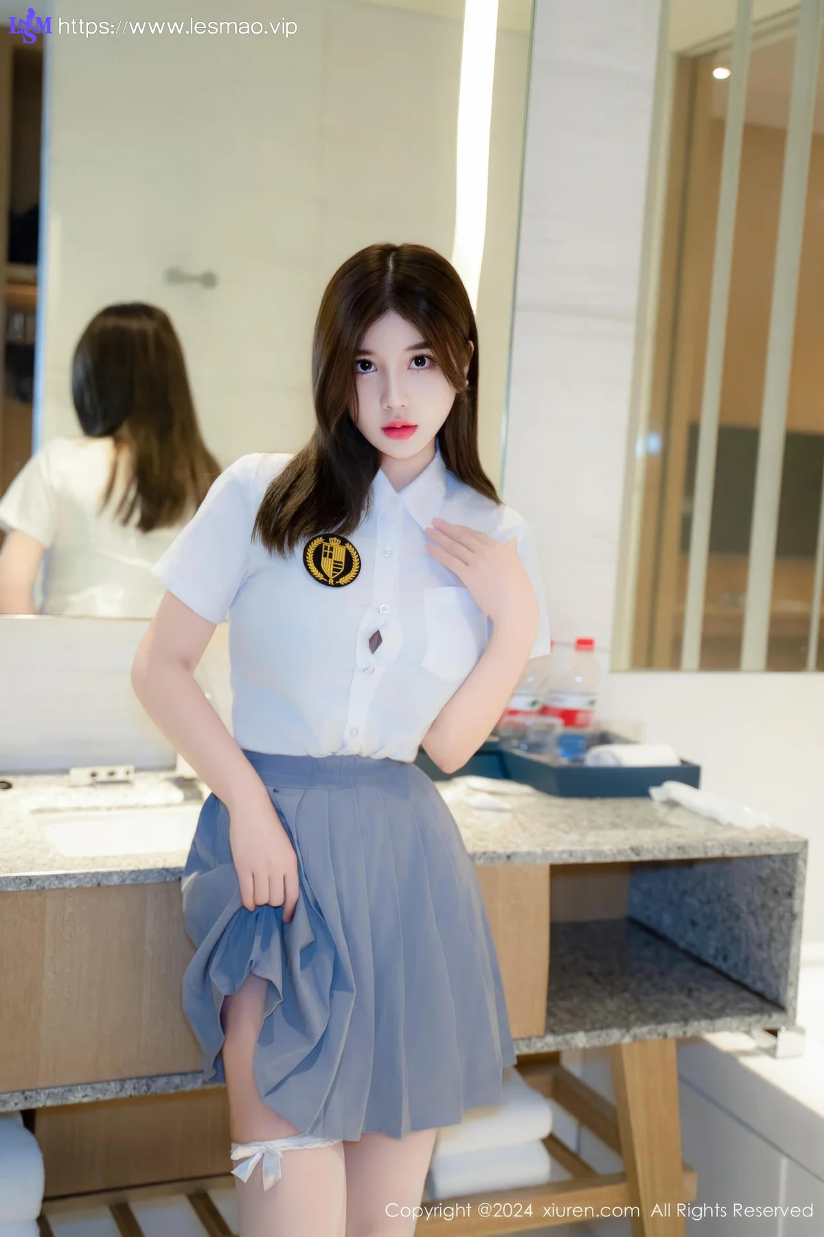 XiuRen 秀人 No.9066 周jojobaby 灰色短裙白色丝袜性感写真 - 19
