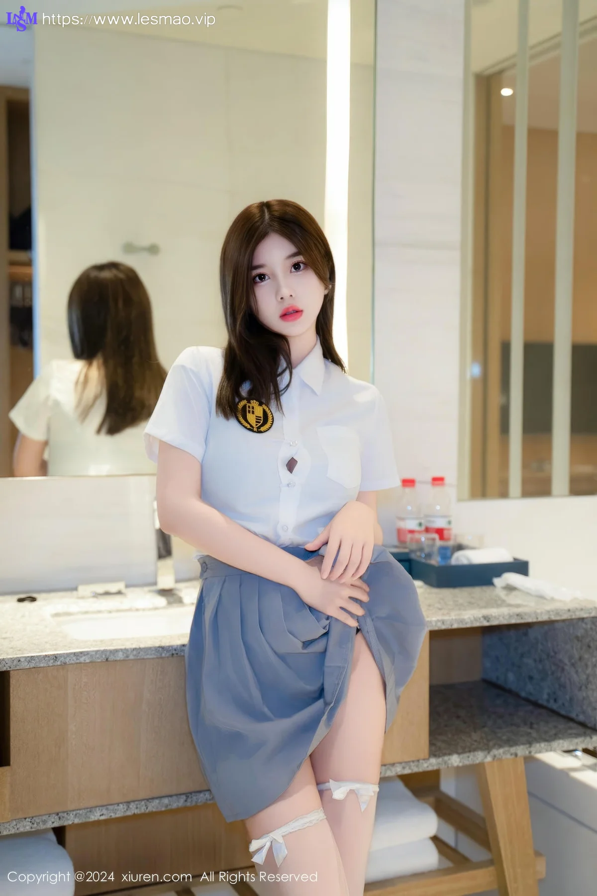 XiuRen 秀人 No.9066 周jojobaby 灰色短裙白色丝袜性感写真 - 22